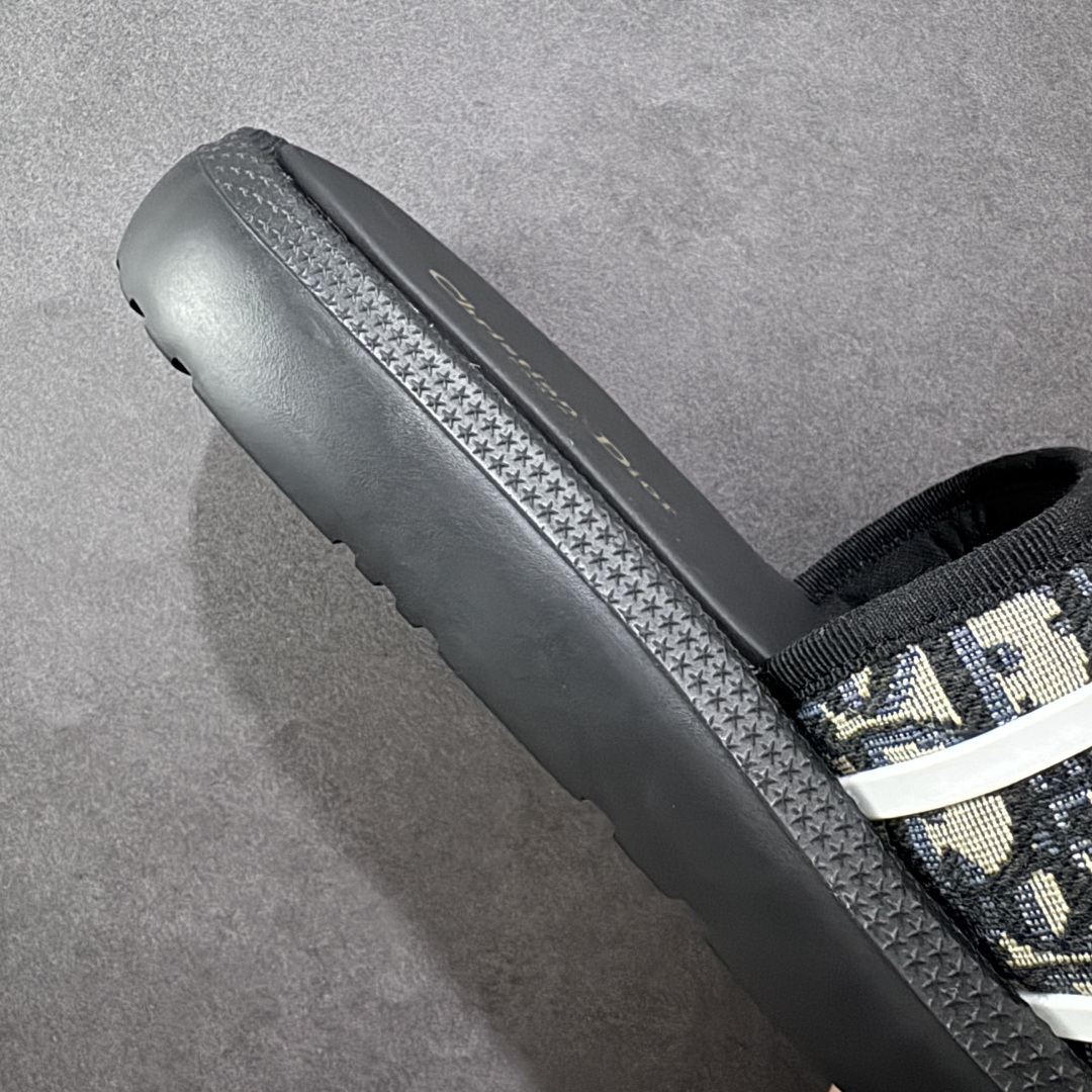 图片[6]-【广东纯原版本】Dior迪奥 最新款 Dioriviera Dway 圆头套穿一字拖鞋 厚底 拖鞋 原版购入开发 做货 这款 Dior H-Town 凉鞋致敬运动风格经典标识，彰显 Dior 的高订精神。采用黑色橡胶精心制作，Oblique 印花鞋面，饰以同色调牛皮革细节提升格调。橡胶鞋底融入多种元素，饰以 Dior 标志更显精致，彰显未来主义风格。可与短裤或牛仔裤搭配穿着，配合送专柜精美包装🛍 尺码：35 36 37 38 39 40 41-选品中心