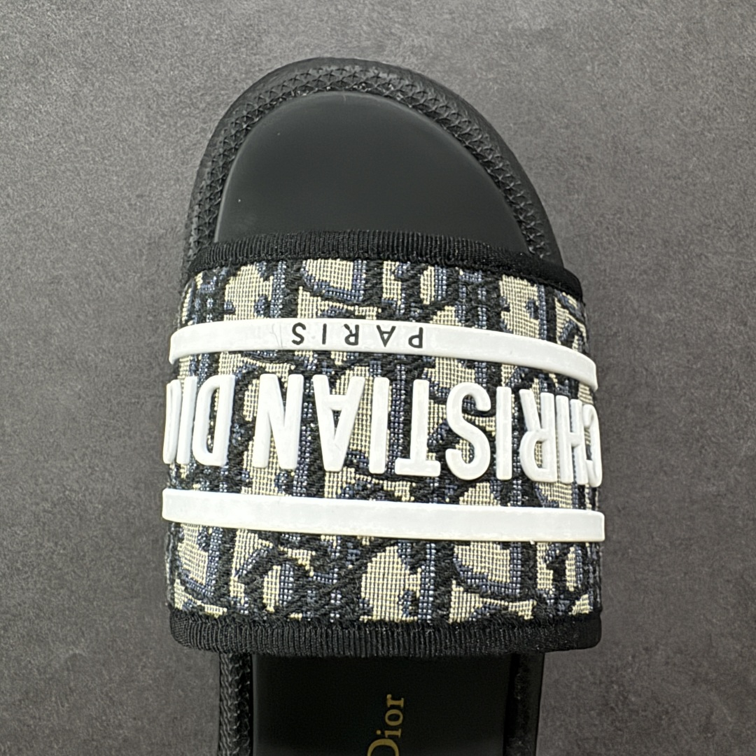 图片[8]-【广东纯原版本】Dior迪奥 最新款 Dioriviera Dway 圆头套穿一字拖鞋 厚底 拖鞋 原版购入开发 做货 这款 Dior H-Town 凉鞋致敬运动风格经典标识，彰显 Dior 的高订精神。采用黑色橡胶精心制作，Oblique 印花鞋面，饰以同色调牛皮革细节提升格调。橡胶鞋底融入多种元素，饰以 Dior 标志更显精致，彰显未来主义风格。可与短裤或牛仔裤搭配穿着，配合送专柜精美包装🛍 尺码：35 36 37 38 39 40 41-选品中心