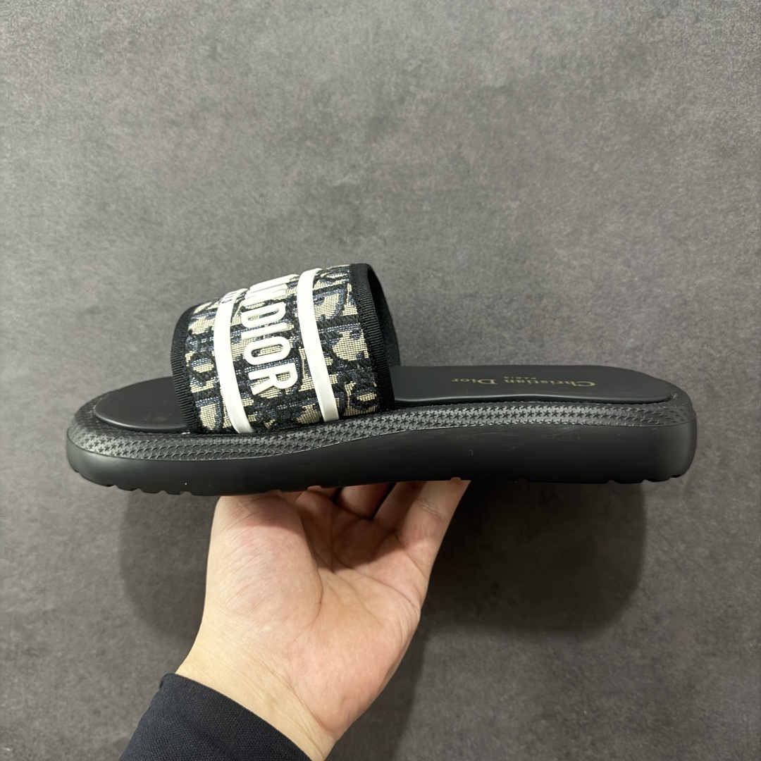 图片[2]-【广东纯原版本】Dior迪奥 最新款 Dioriviera Dway 圆头套穿一字拖鞋 厚底 拖鞋 原版购入开发 做货 这款 Dior H-Town 凉鞋致敬运动风格经典标识，彰显 Dior 的高订精神。采用黑色橡胶精心制作，Oblique 印花鞋面，饰以同色调牛皮革细节提升格调。橡胶鞋底融入多种元素，饰以 Dior 标志更显精致，彰显未来主义风格。可与短裤或牛仔裤搭配穿着，配合送专柜精美包装🛍 尺码：35 36 37 38 39 40 41-选品中心