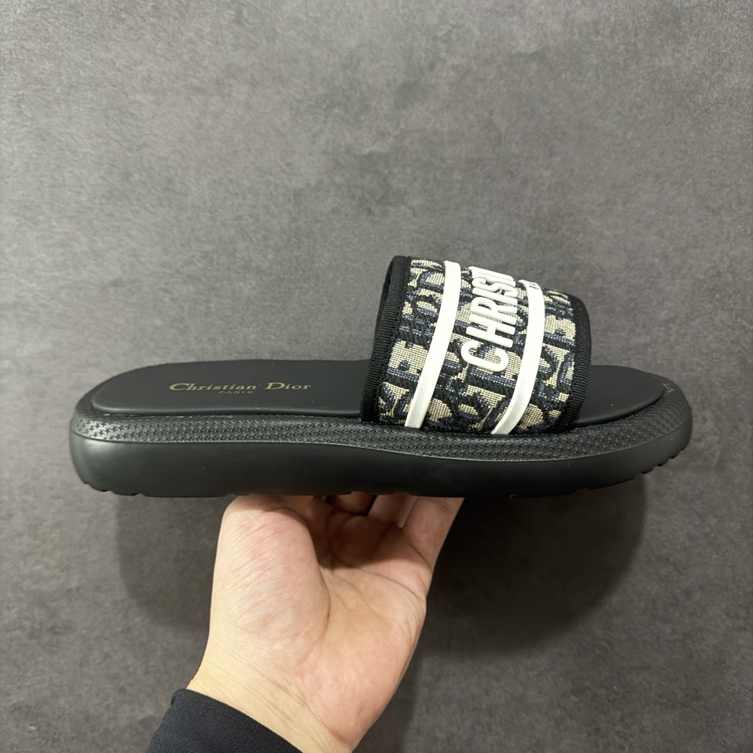 【广东纯原版本】Dior迪奥 最新款 Dioriviera Dway 圆头套穿一字拖鞋 厚底 拖鞋 原版购入开发 做货 这款 Dior H-Town 凉鞋致敬运动风格经典标识,彰显 Dior 的高订精神。采用黑色橡胶精心制作,Oblique 印花鞋面,饰以同色调牛皮革细节提升格调。橡胶鞋底融入多种元素,饰以 Dior 标志更显精致,彰显未来主义风格。可与短裤或牛仔裤搭配穿着,配合送专柜精美包装🛍 尺码:35 36 37 38 39 40 41-选品中心