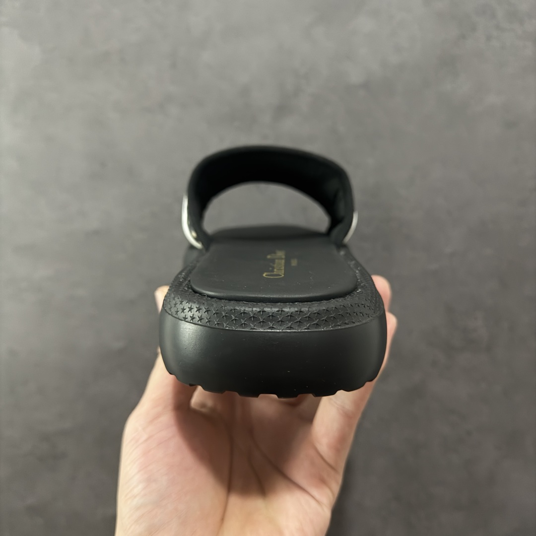 图片[4]-【广东纯原版本】Dior迪奥 最新款 Dioriviera Dway 圆头套穿一字拖鞋 厚底 拖鞋 原版购入开发 做货 这款 Dior H-Town 凉鞋致敬运动风格经典标识，彰显 Dior 的高订精神。采用黑色橡胶精心制作，Oblique 印花鞋面，饰以同色调牛皮革细节提升格调。橡胶鞋底融入多种元素，饰以 Dior 标志更显精致，彰显未来主义风格。可与短裤或牛仔裤搭配穿着，配合送专柜精美包装🛍 尺码：35 36 37 38 39 40 41-选品中心