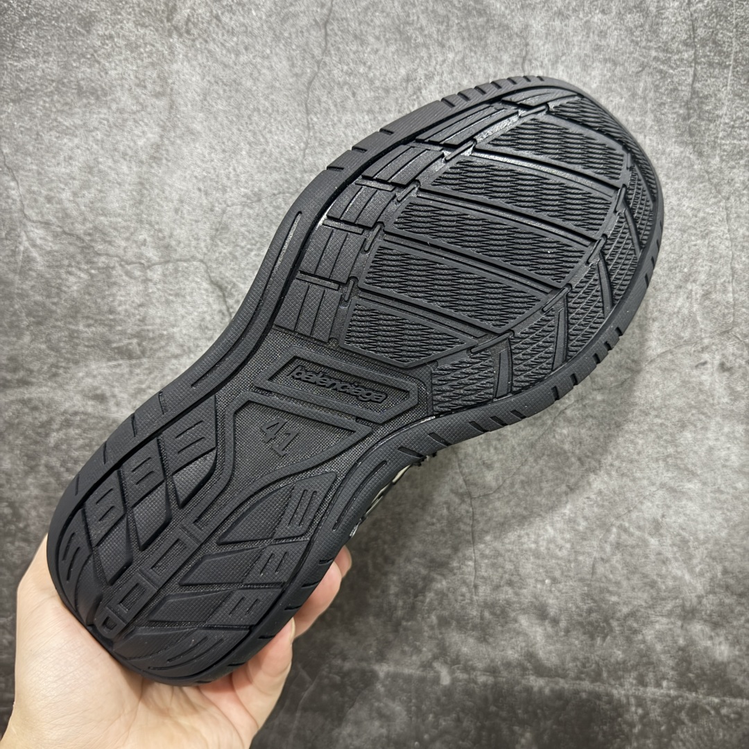 图片[9]-【OK纯原版】Balenciaga Hamptons Worn-Out 巴黎世家十八18代 涤纶（聚酯纤维）牛皮革 圆头系带 低帮 生活休闲鞋板鞋 全套原纸板楦头开发 最原汁原味的灵魂版型 全鞋荧光划线卡点 胶水把控整洁度追求极致完美 每一双都是工艺品 多重QC质检 超越公司货的品控标准 实实在在的免检产品 原盒原配 正确字体电绣 粗细、位置、大小正确 侧边TPU 透气孔匹配意产原版 正确分离大底 TPU软底 原版一致大底LOGO 立体感十足 原厂皮料水洗做旧 采购原厂网纱 偏大一码 尺码：35 36 37 38 39 40 41 42 43 44 45 46-选品中心