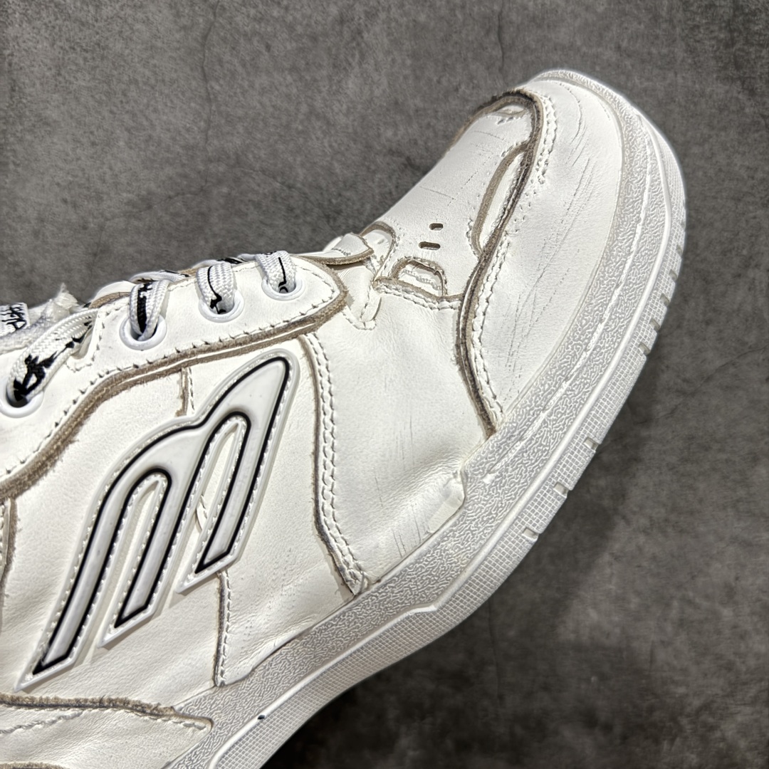 图片[6]-【OK纯原版】Balenciaga Hamptons Worn-Out 巴黎世家十八18代 涤纶（聚酯纤维）牛皮革 圆头系带 低帮 生活休闲鞋板鞋 全套原纸板楦头开发 最原汁原味的灵魂版型 全鞋荧光划线卡点 胶水把控整洁度追求极致完美 每一双都是工艺品 多重QC质检 超越公司货的品控标准 实实在在的免检产品 原盒原配 正确字体电绣 粗细、位置、大小正确 侧边TPU 透气孔匹配意产原版 正确分离大底 TPU软底 原版一致大底LOGO 立体感十足 原厂皮料水洗做旧 采购原厂网纱 偏大一码 尺码：35 36 37 38 39 40 41 42 43 44 45 46-选品中心