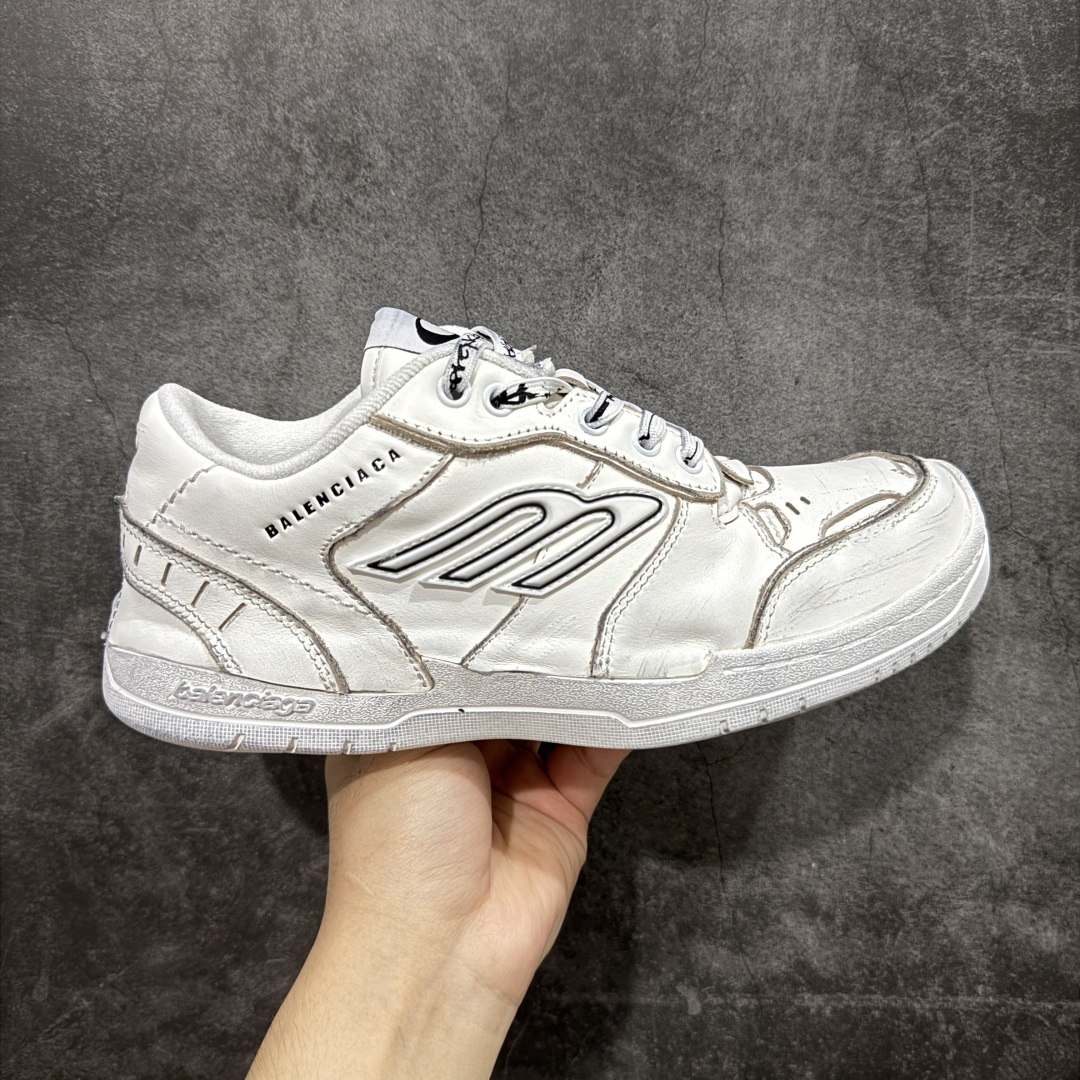 【OK纯原版】Balenciaga Hamptons Worn-Out 巴黎世家十八18代 涤纶(聚酯纤维)牛皮革 圆头系带 低帮 生活休闲鞋板鞋 全套原纸板楦头开发 最原汁原味的灵魂版型 全鞋荧光划线卡点 胶水把控整洁度追求极致完美 每一双都是工艺品 多重QC质检 超越公司货的品控标准 实实在在的免检产品 原盒原配 正确字体电绣 粗细、位置、大小正确 侧边TPU 透气孔匹配意产原版 正确分离大底 TPU软底 原版一致大底LOGO 立体感十足 原厂皮料水洗做旧 采购原厂网纱 偏大一码 尺码:35 36 37 38 39 40 41 42 43 44 45 46-选品中心