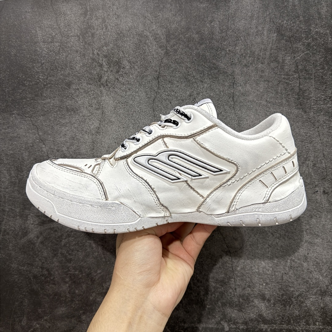 图片[2]-【OK纯原版】Balenciaga Hamptons Worn-Out 巴黎世家十八18代 涤纶（聚酯纤维）牛皮革 圆头系带 低帮 生活休闲鞋板鞋 全套原纸板楦头开发 最原汁原味的灵魂版型 全鞋荧光划线卡点 胶水把控整洁度追求极致完美 每一双都是工艺品 多重QC质检 超越公司货的品控标准 实实在在的免检产品 原盒原配 正确字体电绣 粗细、位置、大小正确 侧边TPU 透气孔匹配意产原版 正确分离大底 TPU软底 原版一致大底LOGO 立体感十足 原厂皮料水洗做旧 采购原厂网纱 偏大一码 尺码：35 36 37 38 39 40 41 42 43 44 45 46-选品中心