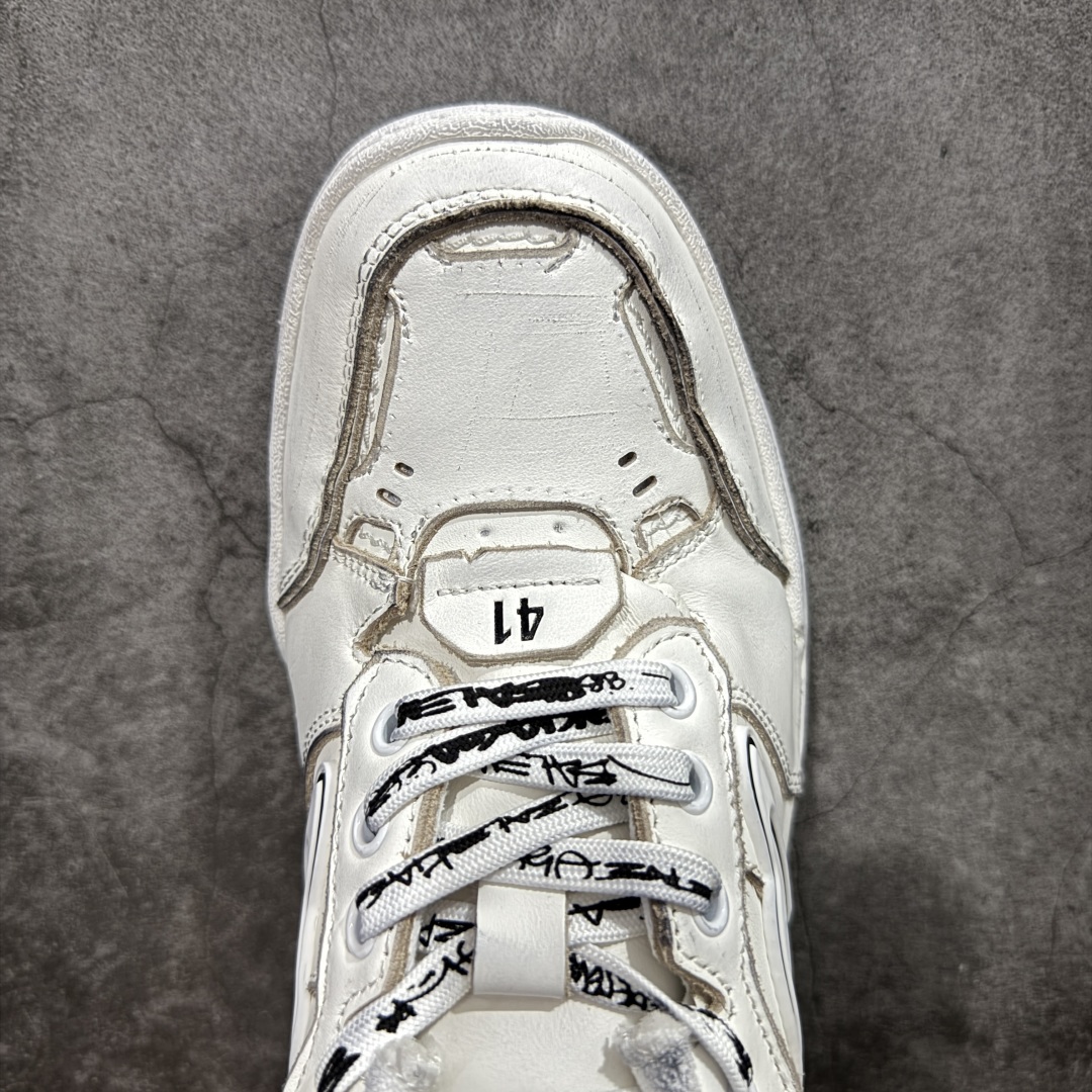 图片[5]-【OK纯原版】Balenciaga Hamptons Worn-Out 巴黎世家十八18代 涤纶（聚酯纤维）牛皮革 圆头系带 低帮 生活休闲鞋板鞋 全套原纸板楦头开发 最原汁原味的灵魂版型 全鞋荧光划线卡点 胶水把控整洁度追求极致完美 每一双都是工艺品 多重QC质检 超越公司货的品控标准 实实在在的免检产品 原盒原配 正确字体电绣 粗细、位置、大小正确 侧边TPU 透气孔匹配意产原版 正确分离大底 TPU软底 原版一致大底LOGO 立体感十足 原厂皮料水洗做旧 采购原厂网纱 偏大一码 尺码：35 36 37 38 39 40 41 42 43 44 45 46-选品中心