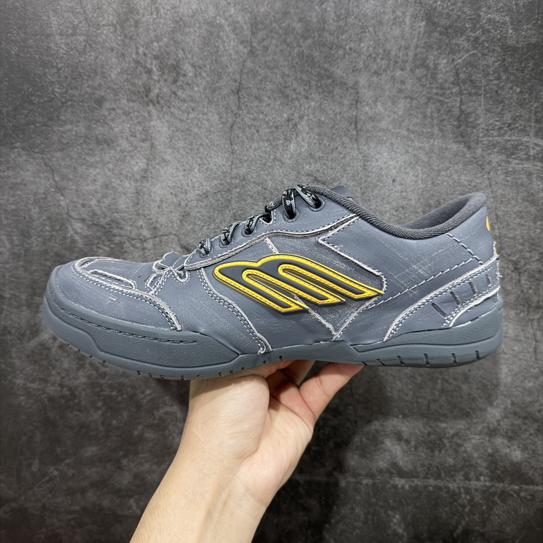 图片[2]-【XA纯原版】Balenciaga Hamptons Worn-Out 巴黎世家十八18代 涤纶（聚酯纤维）牛皮革 圆头系带 低帮 生活休闲鞋板鞋 全套原纸板楦头开发 最原汁原味的灵魂版型 全鞋荧光划线卡点 胶水把控整洁度追求极致完美 每一双都是工艺品 多重QC质检 超越公司货的品控标准 实实在在的免检产品 原盒原配 正确字体电绣 粗细、位置、大小正确 侧边TPU 透气孔匹配意产原版 正确分离大底 TPU软底 原版一致大底LOGO 立体感十足 原厂皮料水洗做旧 采购原厂网纱 偏大一码 尺码：35 36 37 38 39 40 41 42 43 44 45 46-选品中心