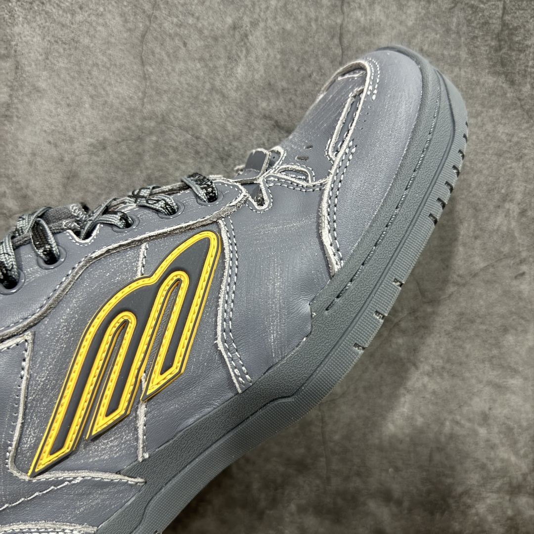 图片[6]-【XA纯原版】Balenciaga Hamptons Worn-Out 巴黎世家十八18代 涤纶（聚酯纤维）牛皮革 圆头系带 低帮 生活休闲鞋板鞋 全套原纸板楦头开发 最原汁原味的灵魂版型 全鞋荧光划线卡点 胶水把控整洁度追求极致完美 每一双都是工艺品 多重QC质检 超越公司货的品控标准 实实在在的免检产品 原盒原配 正确字体电绣 粗细、位置、大小正确 侧边TPU 透气孔匹配意产原版 正确分离大底 TPU软底 原版一致大底LOGO 立体感十足 原厂皮料水洗做旧 采购原厂网纱 偏大一码 尺码：35 36 37 38 39 40 41 42 43 44 45 46-选品中心