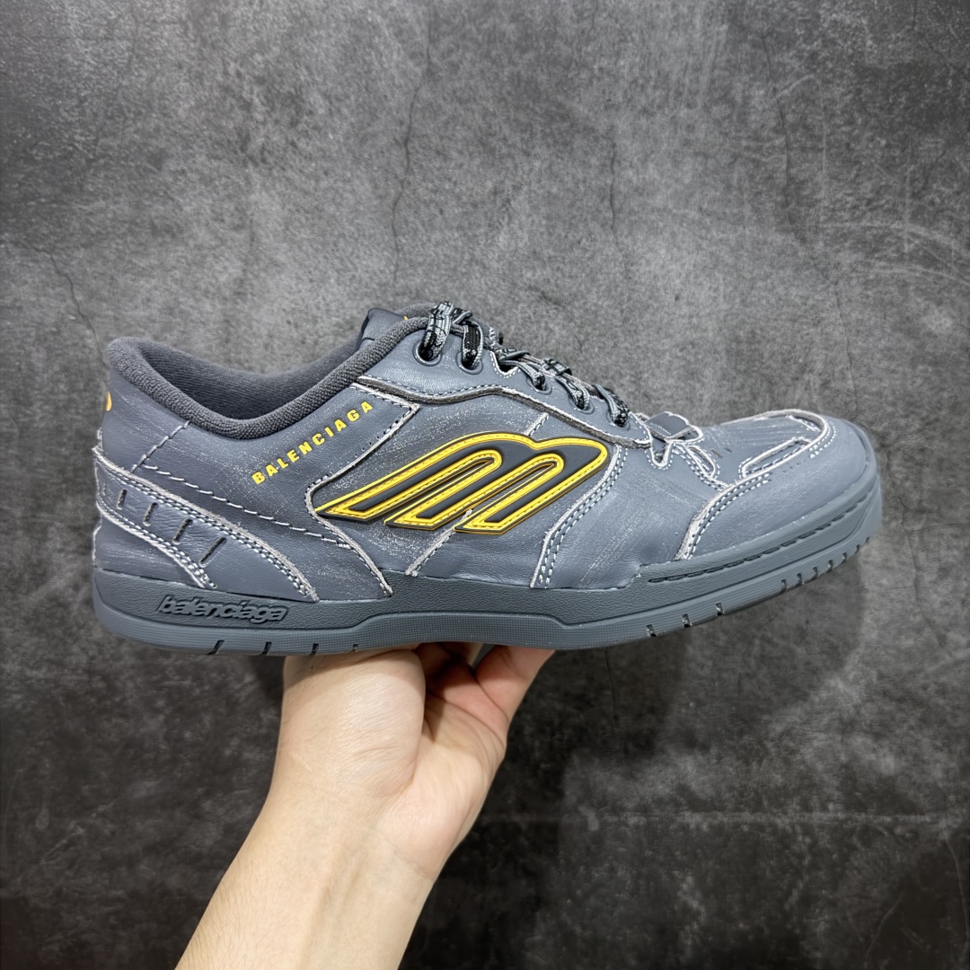 【XA纯原版】Balenciaga Hamptons Worn-Out 巴黎世家十八18代 涤纶(聚酯纤维)牛皮革 圆头系带 低帮 生活休闲鞋板鞋 全套原纸板楦头开发 最原汁原味的灵魂版型 全鞋荧光划线卡点 胶水把控整洁度追求极致完美 每一双都是工艺品 多重QC质检 超越公司货的品控标准 实实在在的免检产品 原盒原配 正确字体电绣 粗细、位置、大小正确 侧边TPU 透气孔匹配意产原版 正确分离大底 TPU软底 原版一致大底LOGO 立体感十足 原厂皮料水洗做旧 采购原厂网纱 偏大一码 尺码:35 36 37 38 39 40 41 42 43 44 45 46-选品中心