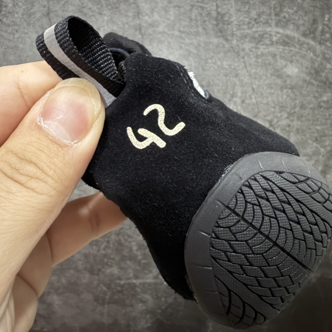 图片[2]-【首发版】巴黎世家联名款The Open Product x Puma Speedcat 极速赛车系列彪马低帮生活休闲鞋 原装档案原数据纸版楦型 采用原厂固色翻毛皮鞋面材质 二次成型\’猛帮\’成型工艺 全球知名运动品牌PUMA宝马赛车系列，融合了宝马车队的标志性配色，以趣味十足又前卫复古的设计引领潮流，将赛道精神融入街头时尚，开启前卫竞速之旅。自1978年巴伐利亚车队走上世界舞台，宝马赛车就在全球汽车制造和赛车运动领域留下了浓墨重彩的一笔。全新的两款BMW MMS Roma与BMW MMS Speedboat鞋款，均从宝马车型中汲取灵感。以黑或白为底色，融入经典配色，主打前卫复古风。Roma鞋款的鞋侧以复古的流线造型，缀以宝马经典Logo，巧妙吸睛；而Speedcat鞋款以亮眼三色条纹元素缀以舒适鞋面，赋予了独特的个性美学，演绎赛车的无尽能量 货号 406519 02 尺码 36 37 38 39 40 41 42 43 44 45 ｛官方同布 无半码｝ ⚠️-选品中心