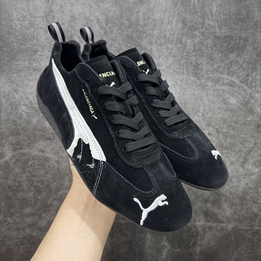 【首发版】巴黎世家联名款The Open Product x Puma Speedcat 极速赛车系列彪马低帮生活休闲鞋 原装档案原数据纸版楦型 采用原厂固色翻毛皮鞋面材质 二次成型\’猛帮\’成型工艺 全球知名运动品牌PUMA宝马赛车系列，融合了宝马车队的标志性配色，以趣味十足又前卫复古的设计引领潮流，将赛道精神融入街头时尚，开启前卫竞速之旅。自1978年巴伐利亚车队走上世界舞台，宝马赛车就在全球汽车制造和赛车运动领域留下了浓墨重彩的一笔。全新的两款BMW MMS Roma与BMW MMS Speedboat鞋款，均从宝马车型中汲取灵感。以黑或白为底色，融入经典配色，主打前卫复古风。Roma鞋款的鞋侧以复古的流线造型，缀以宝马经典Logo，巧妙吸睛；而Speedcat鞋款以亮眼三色条纹元素缀以舒适鞋面，赋予了独特的个性美学，演绎赛车的无尽能量 货号 406519 02 尺码 36 37 38 39 40 41 42 43 44 45 ｛官方同布 无半码｝ ⚠️-选品中心