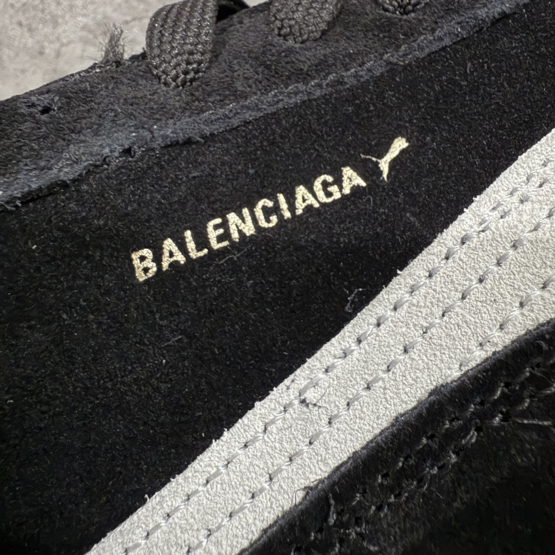 图片[3]-【首发版】巴黎世家联名款The Open Product x Puma Speedcat 极速赛车系列彪马低帮生活休闲鞋 原装档案原数据纸版楦型 采用原厂固色翻毛皮鞋面材质 二次成型\’猛帮\’成型工艺 全球知名运动品牌PUMA宝马赛车系列，融合了宝马车队的标志性配色，以趣味十足又前卫复古的设计引领潮流，将赛道精神融入街头时尚，开启前卫竞速之旅。自1978年巴伐利亚车队走上世界舞台，宝马赛车就在全球汽车制造和赛车运动领域留下了浓墨重彩的一笔。全新的两款BMW MMS Roma与BMW MMS Speedboat鞋款，均从宝马车型中汲取灵感。以黑或白为底色，融入经典配色，主打前卫复古风。Roma鞋款的鞋侧以复古的流线造型，缀以宝马经典Logo，巧妙吸睛；而Speedcat鞋款以亮眼三色条纹元素缀以舒适鞋面，赋予了独特的个性美学，演绎赛车的无尽能量 货号 406519 02 尺码 36 37 38 39 40 41 42 43 44 45 ｛官方同布 无半码｝ ⚠️-选品中心