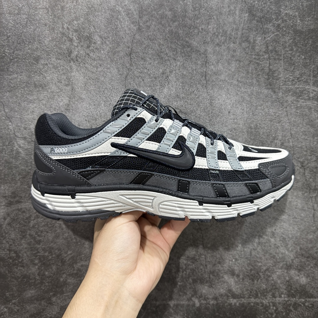【纯原版】 NK P-6000 系列低帮复古老爹风休闲运动舒适慢跑鞋 HQ3818-001 购入原鞋原装纸板楦头开发 独家私模四层组合大底 市场唯一正确版本 充分还原原鞋的感觉！ 鞋面裁片非常复杂 绝对精品的质量 搭配性价比的价格！值得一试 良心定价 新配色陆续出货 进口三文治网面 融合 Pegasus 过往运动鞋设计 助力 21 世纪早期跑步运动跃升时尚新高度 采用透气网眼布、运动风格线条和耐穿覆面 兼具吸睛外观和舒适感受 中底泡绵以田径赛道为灵感 打造厚实设计 缔造出众缓震性能 尺码：36 36.5 37.5 38 38.5 39 40 40.5 41 42 42.5 43 44 44.5 45 46-选品中心