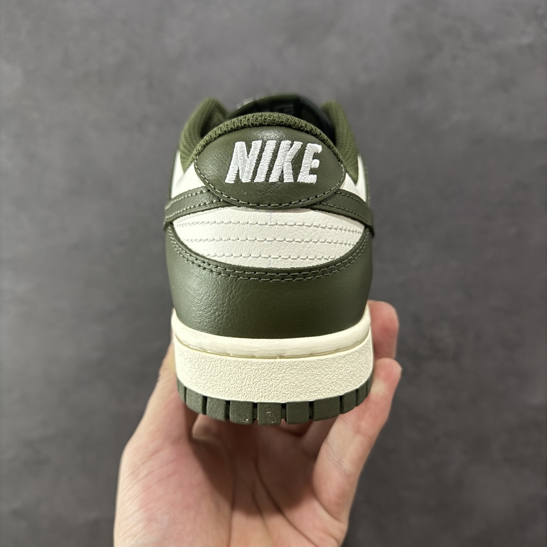  
Nike Dunk Low 军绿
此款以简约大方的造型设计，给人以随性休闲的时尚格调，穿着舒适轻便，