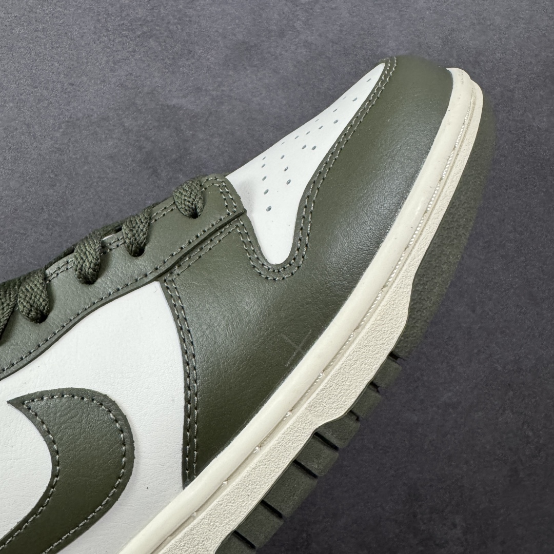  
Nike Dunk Low 军绿
此款以简约大方的造型设计，给人以随性休闲的时尚格调，穿着舒适轻便，