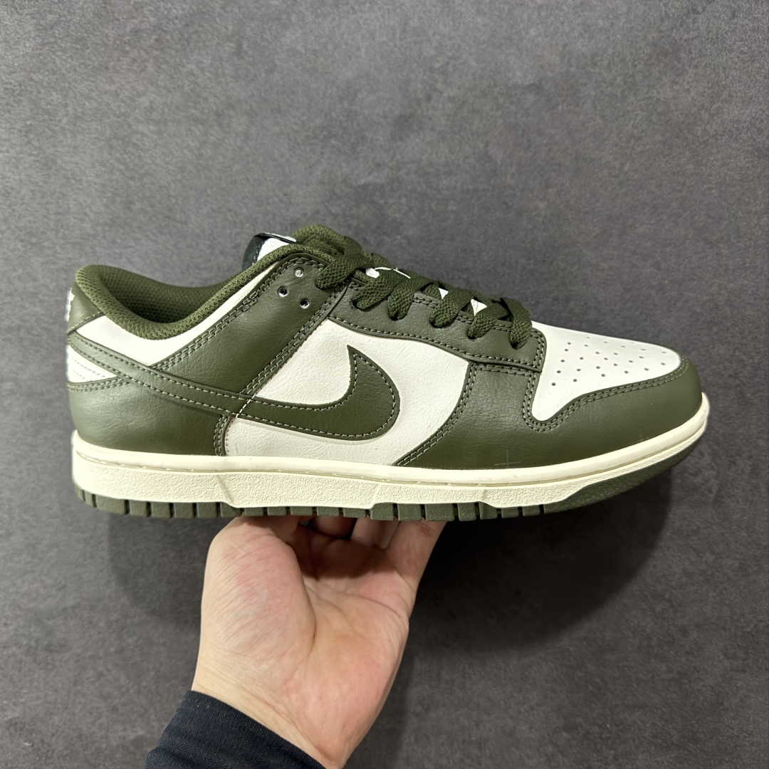  
Nike Dunk Low 军绿
此款以简约大方的造型设计，给人以随性休闲的时尚格调，穿着舒适轻便，