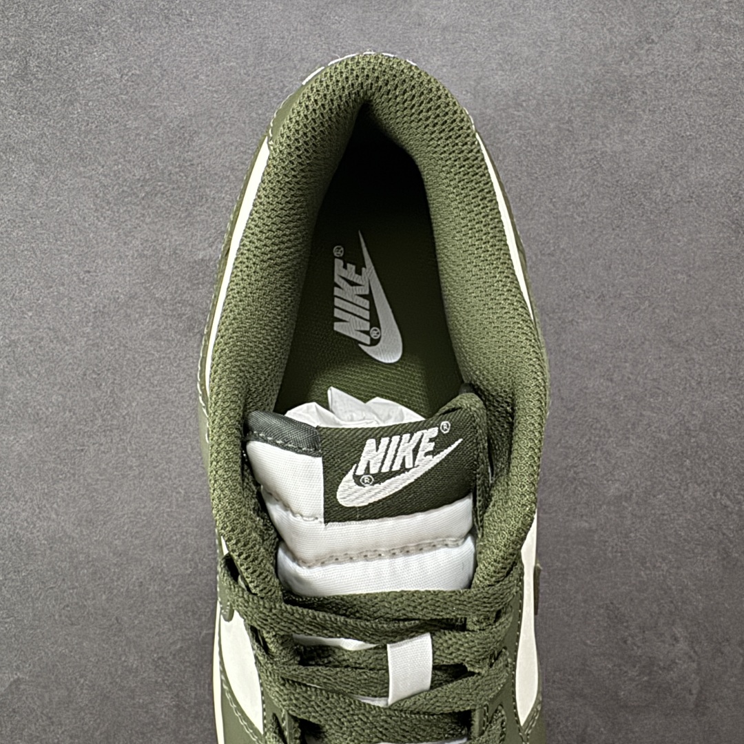  
Nike Dunk Low 军绿
此款以简约大方的造型设计，给人以随性休闲的时尚格调，穿着舒适轻便，