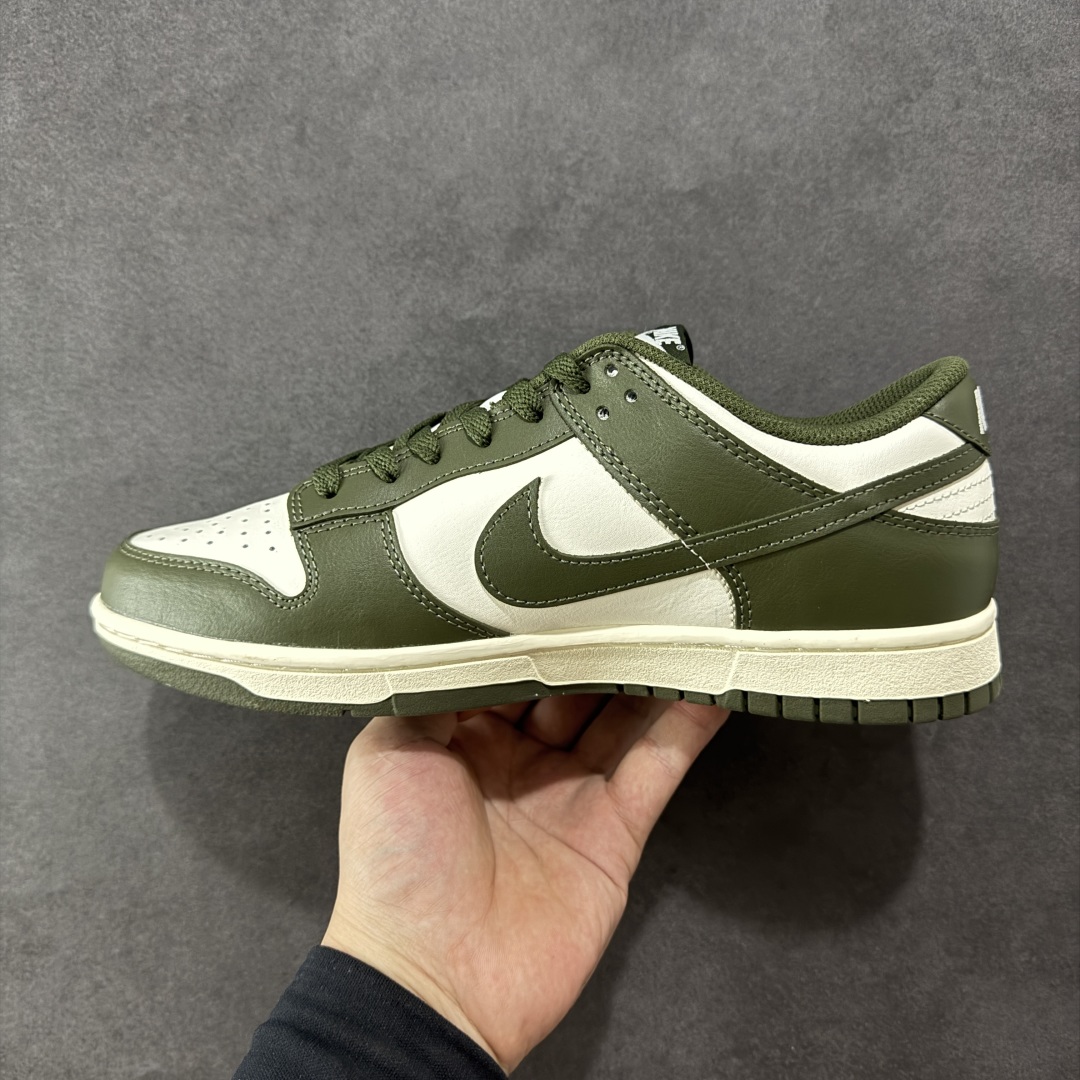  
Nike Dunk Low 军绿
此款以简约大方的造型设计，给人以随性休闲的时尚格调，穿着舒适轻便，