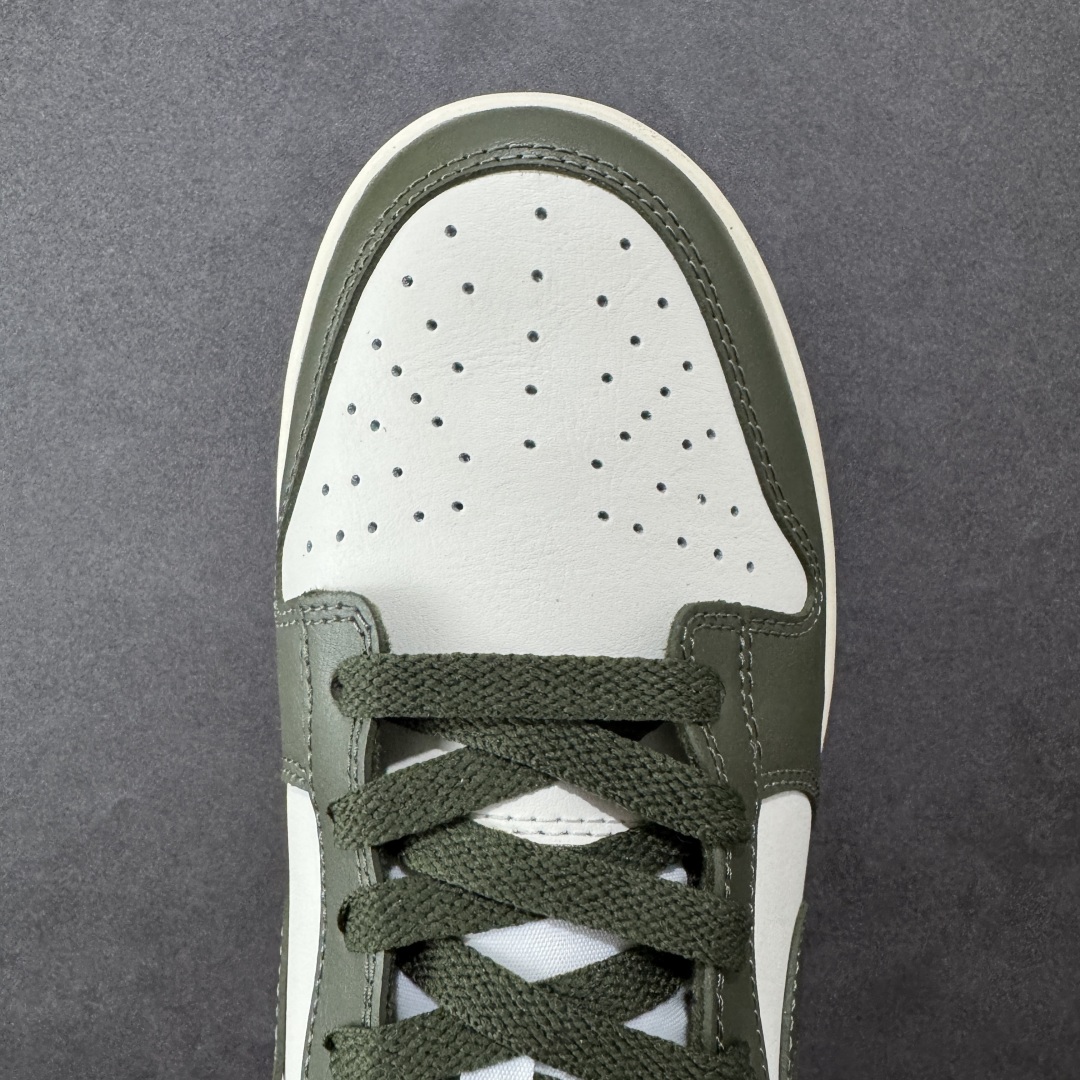  
Nike Dunk Low 军绿
此款以简约大方的造型设计，给人以随性休闲的时尚格调，穿着舒适轻便，