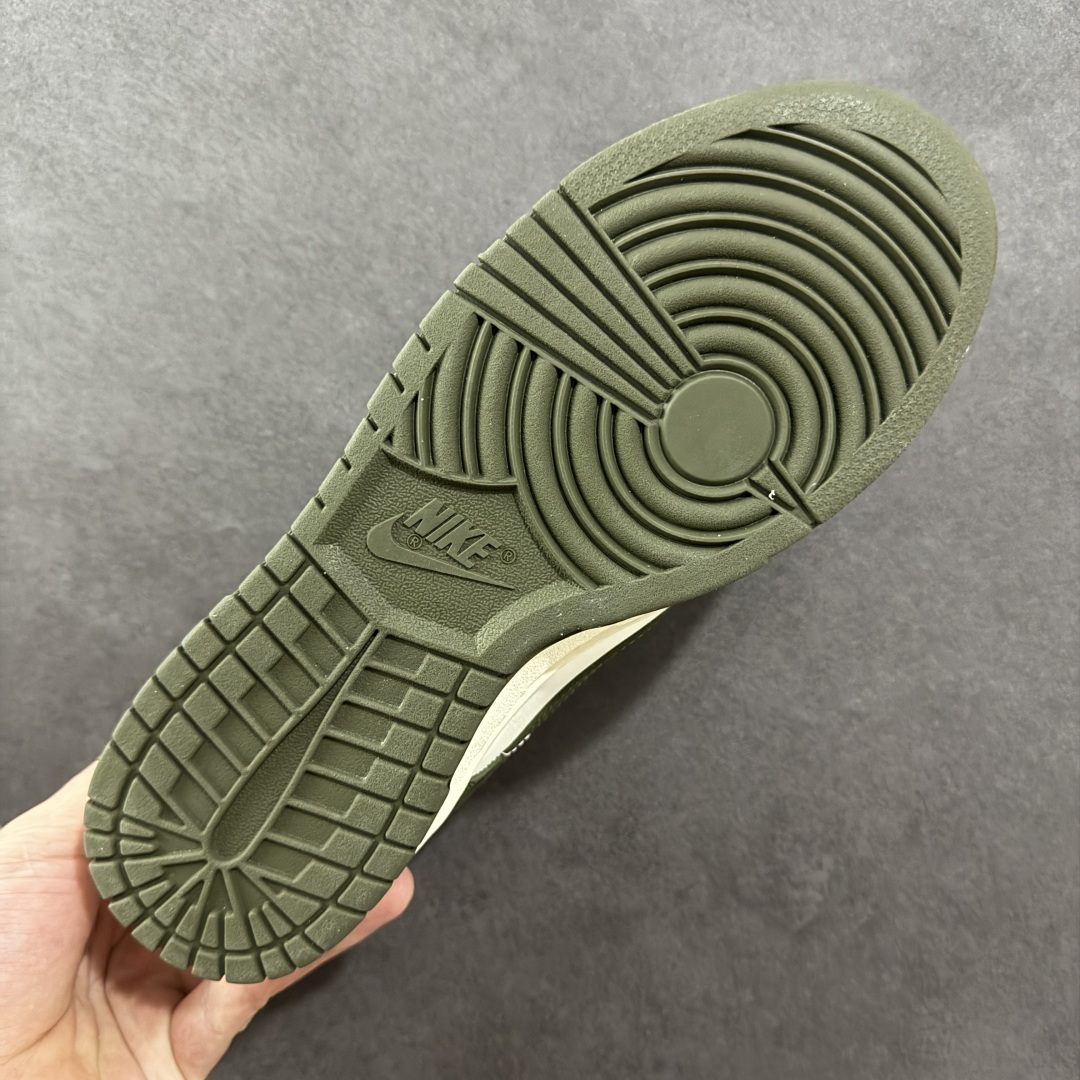  
Nike Dunk Low 军绿
此款以简约大方的造型设计，给人以随性休闲的时尚格调，穿着舒适轻便，
