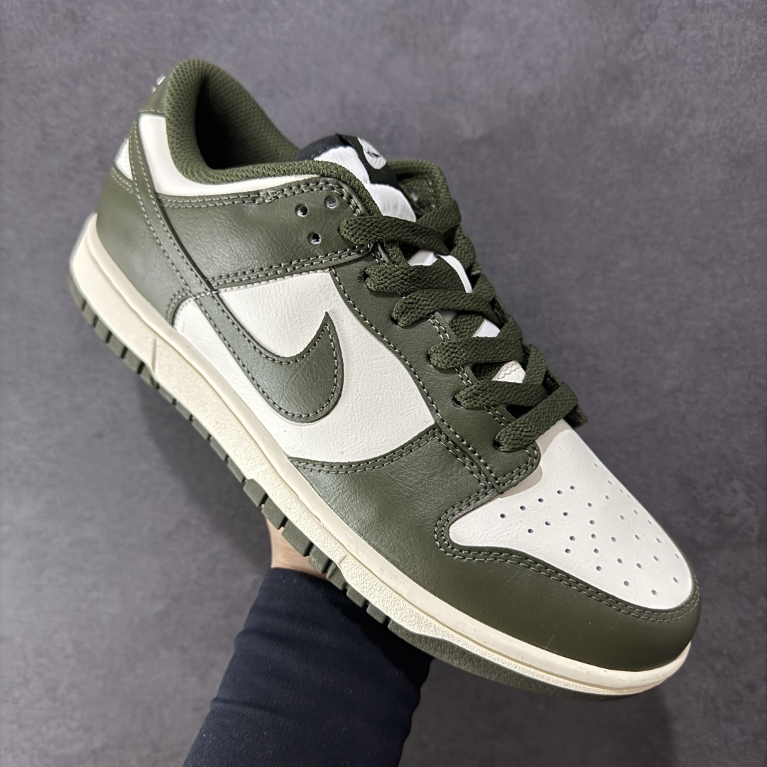  
Nike Dunk Low 军绿
此款以简约大方的造型设计，给人以随性休闲的时尚格调，穿着舒适轻便，