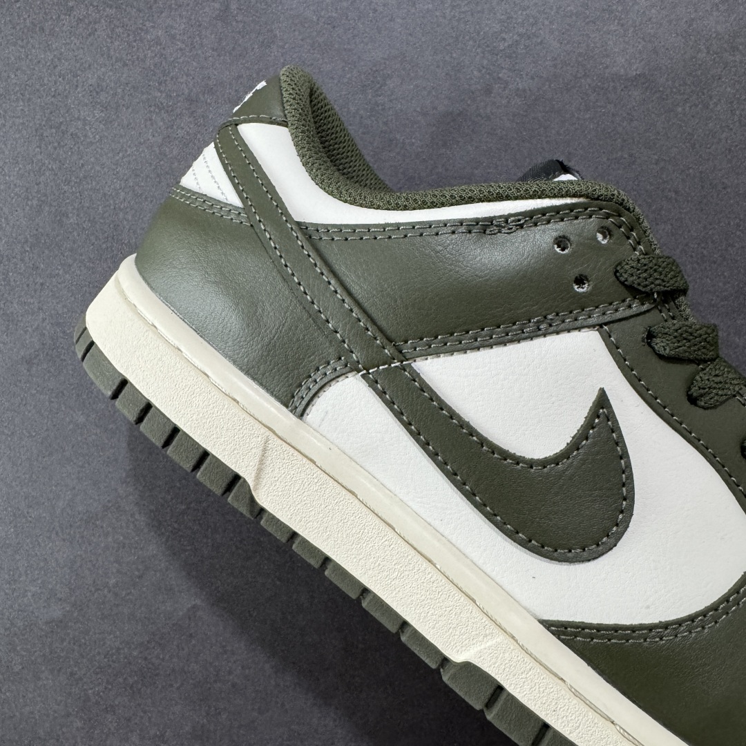  
Nike Dunk Low 军绿
此款以简约大方的造型设计，给人以随性休闲的时尚格调，穿着舒适轻便，