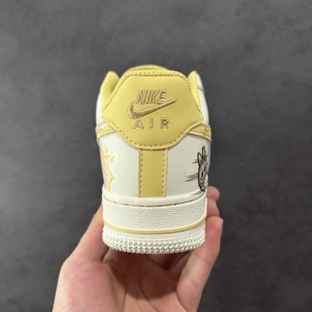 图片[4]-【定制版】Nike Air Force 1 Low X Labubu “夏末奶油罐”空军一号低帮休闲运动板鞋 “Labubu奶油罐”以温柔的米白色为主调，仿佛被轻柔的奶油包裹，散发着温润且柔和的气息。那淡淡的奶白色鞋面，好似刚出炉的棉花糖，柔软而诱人。而Labubu元素的巧妙融入，更是为这双鞋赋予了灵魂。Labubu标志性的可爱与搞怪，以精致的图案和俏皮的字体点缀在鞋身各处 货号：FJ7740-610 尺码：36-45 编码：HXSA310320-选品中心