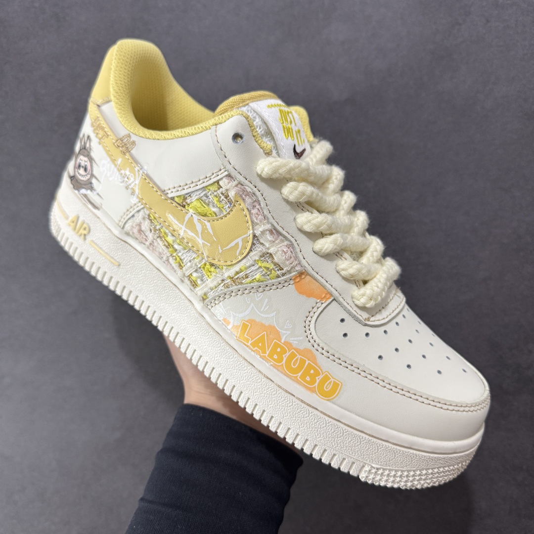 图片[3]-【定制版】Nike Air Force 1 Low X Labubu “夏末奶油罐”空军一号低帮休闲运动板鞋 “Labubu奶油罐”以温柔的米白色为主调，仿佛被轻柔的奶油包裹，散发着温润且柔和的气息。那淡淡的奶白色鞋面，好似刚出炉的棉花糖，柔软而诱人。而Labubu元素的巧妙融入，更是为这双鞋赋予了灵魂。Labubu标志性的可爱与搞怪，以精致的图案和俏皮的字体点缀在鞋身各处 货号：FJ7740-610 尺码：36-45 编码：HXSA310320-选品中心