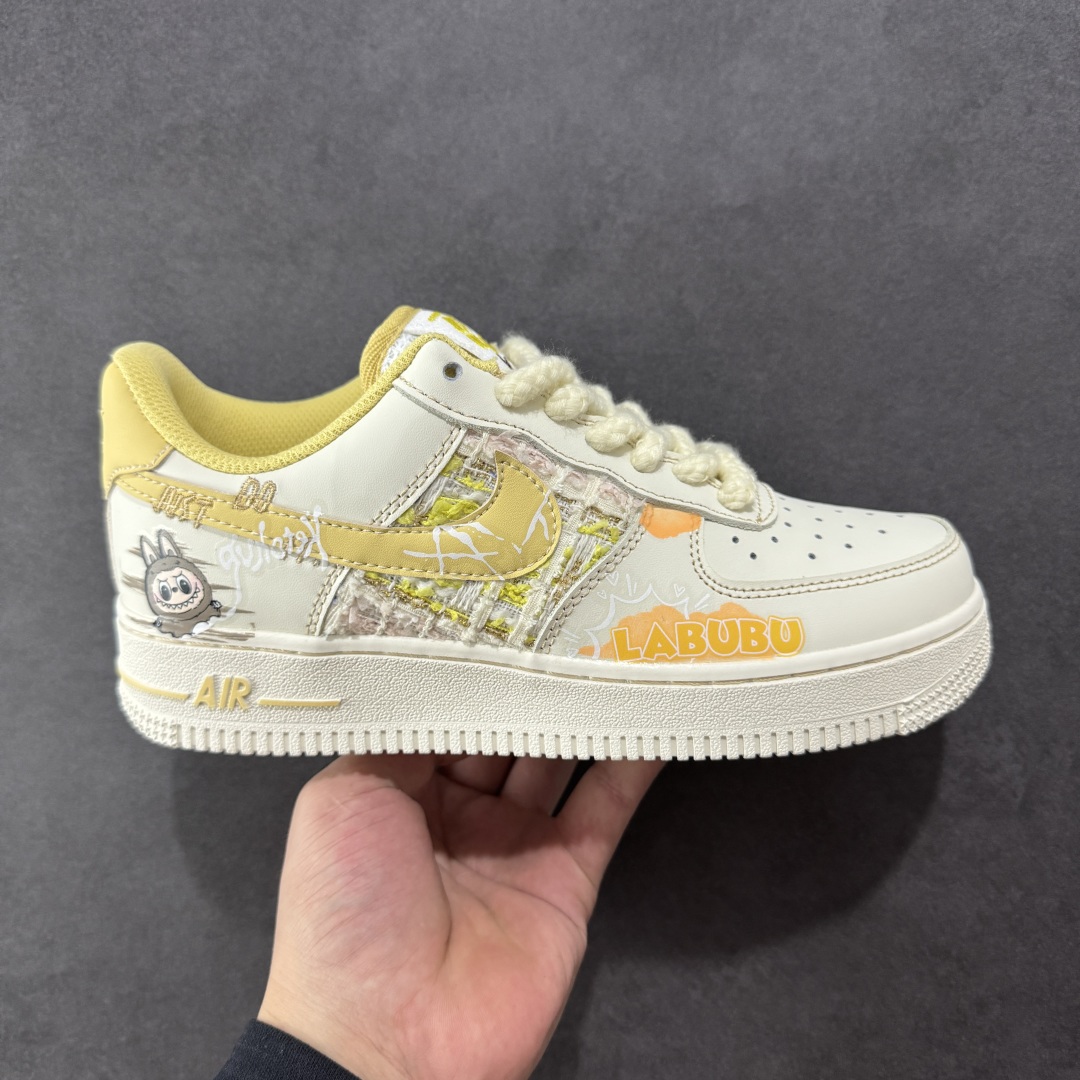 【定制版】Nike Air Force 1 Low X Labubu “夏末奶油罐”空军一号低帮休闲运动板鞋 “Labubu奶油罐”以温柔的米白色为主调,仿佛被轻柔的奶油包裹,散发着温润且柔和的气息。那淡淡的奶白色鞋面,好似刚出炉的棉花糖,柔软而诱人。而Labubu元素的巧妙融入,更是为这双鞋赋予了灵魂。Labubu标志性的可爱与搞怪,以精致的图案和俏皮的字体点缀在鞋身各处 货号:FJ7740-610 尺码:36-45 编码:HXSA310320-选品中心