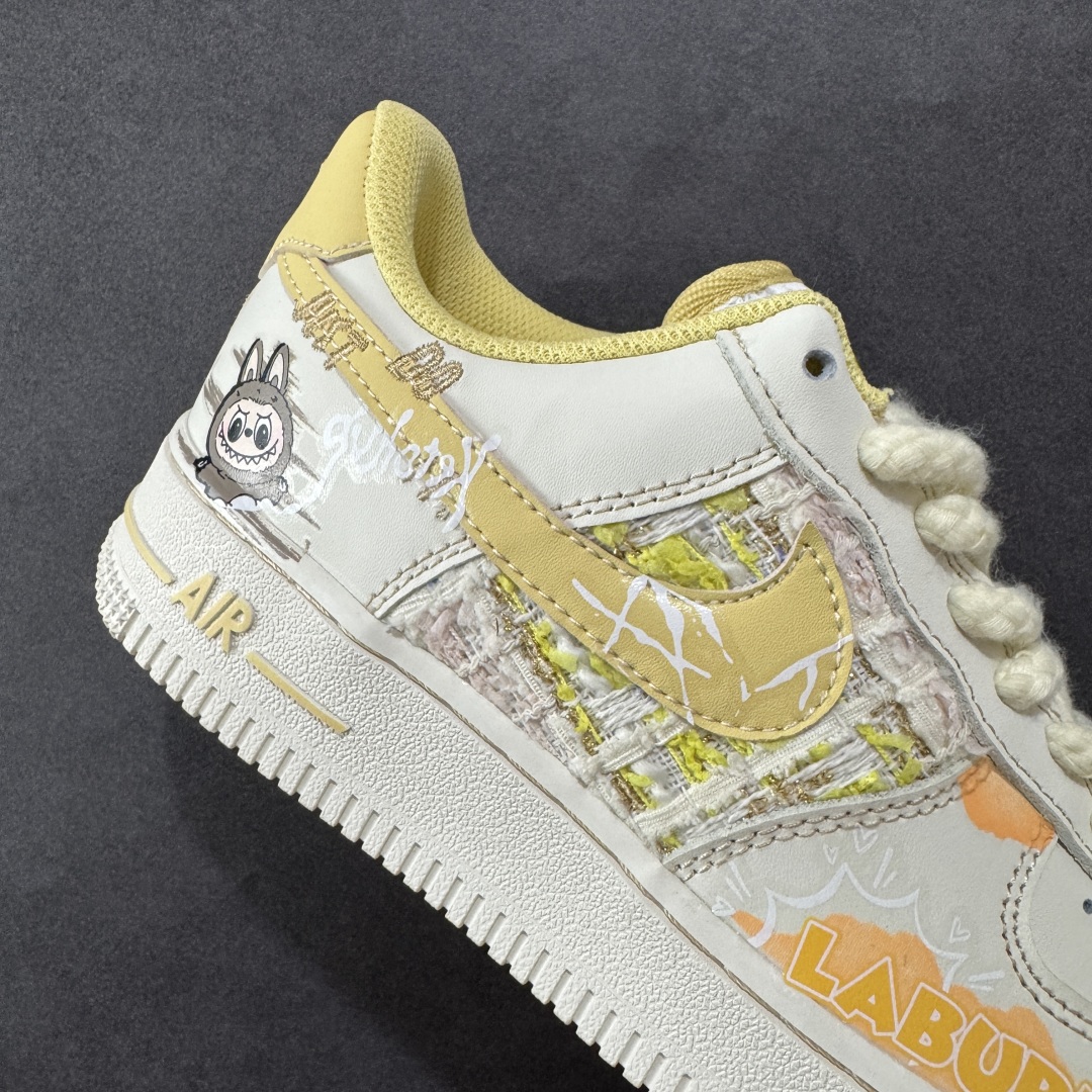 图片[6]-【定制版】Nike Air Force 1 Low X Labubu “夏末奶油罐”空军一号低帮休闲运动板鞋 “Labubu奶油罐”以温柔的米白色为主调，仿佛被轻柔的奶油包裹，散发着温润且柔和的气息。那淡淡的奶白色鞋面，好似刚出炉的棉花糖，柔软而诱人。而Labubu元素的巧妙融入，更是为这双鞋赋予了灵魂。Labubu标志性的可爱与搞怪，以精致的图案和俏皮的字体点缀在鞋身各处 货号：FJ7740-610 尺码：36-45 编码：HXSA310320-选品中心