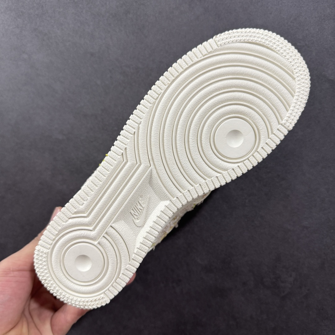 图片[9]-【定制版】Nike Air Force 1 Low X Labubu “夏末奶油罐”空军一号低帮休闲运动板鞋 “Labubu奶油罐”以温柔的米白色为主调，仿佛被轻柔的奶油包裹，散发着温润且柔和的气息。那淡淡的奶白色鞋面，好似刚出炉的棉花糖，柔软而诱人。而Labubu元素的巧妙融入，更是为这双鞋赋予了灵魂。Labubu标志性的可爱与搞怪，以精致的图案和俏皮的字体点缀在鞋身各处 货号：FJ7740-610 尺码：36-45 编码：HXSA310320-选品中心