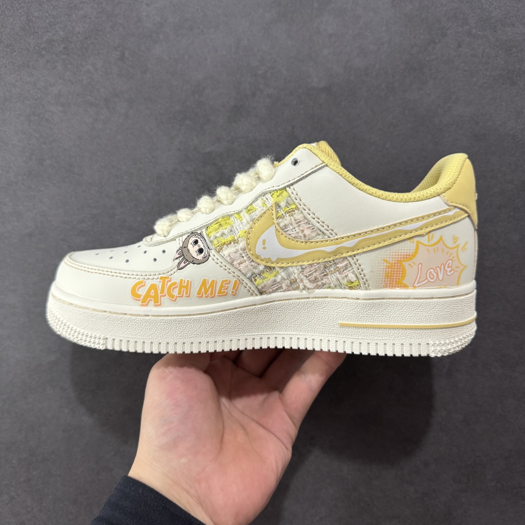 图片[2]-【定制版】Nike Air Force 1 Low X Labubu “夏末奶油罐”空军一号低帮休闲运动板鞋 “Labubu奶油罐”以温柔的米白色为主调，仿佛被轻柔的奶油包裹，散发着温润且柔和的气息。那淡淡的奶白色鞋面，好似刚出炉的棉花糖，柔软而诱人。而Labubu元素的巧妙融入，更是为这双鞋赋予了灵魂。Labubu标志性的可爱与搞怪，以精致的图案和俏皮的字体点缀在鞋身各处 货号：FJ7740-610 尺码：36-45 编码：HXSA310320-选品中心