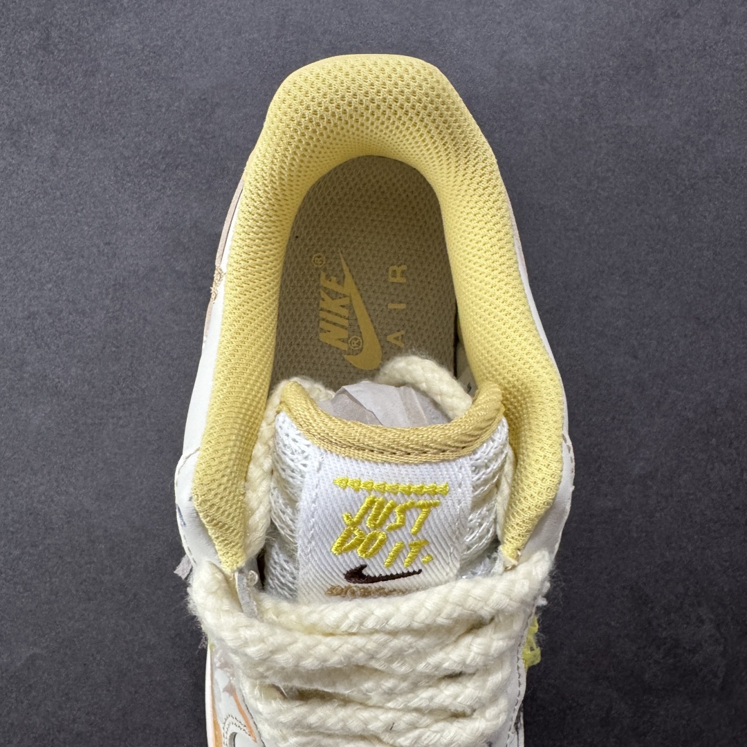 图片[7]-【定制版】Nike Air Force 1 Low X Labubu “夏末奶油罐”空军一号低帮休闲运动板鞋 “Labubu奶油罐”以温柔的米白色为主调，仿佛被轻柔的奶油包裹，散发着温润且柔和的气息。那淡淡的奶白色鞋面，好似刚出炉的棉花糖，柔软而诱人。而Labubu元素的巧妙融入，更是为这双鞋赋予了灵魂。Labubu标志性的可爱与搞怪，以精致的图案和俏皮的字体点缀在鞋身各处 货号：FJ7740-610 尺码：36-45 编码：HXSA310320-选品中心