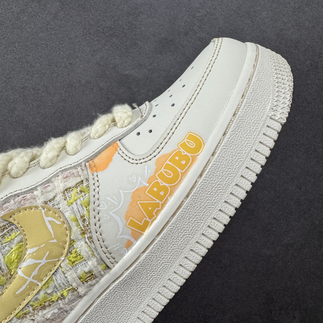 图片[5]-【定制版】Nike Air Force 1 Low X Labubu “夏末奶油罐”空军一号低帮休闲运动板鞋 “Labubu奶油罐”以温柔的米白色为主调，仿佛被轻柔的奶油包裹，散发着温润且柔和的气息。那淡淡的奶白色鞋面，好似刚出炉的棉花糖，柔软而诱人。而Labubu元素的巧妙融入，更是为这双鞋赋予了灵魂。Labubu标志性的可爱与搞怪，以精致的图案和俏皮的字体点缀在鞋身各处 货号：FJ7740-610 尺码：36-45 编码：HXSA310320-选品中心