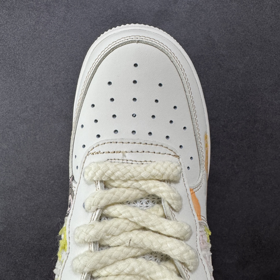 图片[8]-【定制版】Nike Air Force 1 Low X Labubu “夏末奶油罐”空军一号低帮休闲运动板鞋 “Labubu奶油罐”以温柔的米白色为主调，仿佛被轻柔的奶油包裹，散发着温润且柔和的气息。那淡淡的奶白色鞋面，好似刚出炉的棉花糖，柔软而诱人。而Labubu元素的巧妙融入，更是为这双鞋赋予了灵魂。Labubu标志性的可爱与搞怪，以精致的图案和俏皮的字体点缀在鞋身各处 货号：FJ7740-610 尺码：36-45 编码：HXSA310320-选品中心