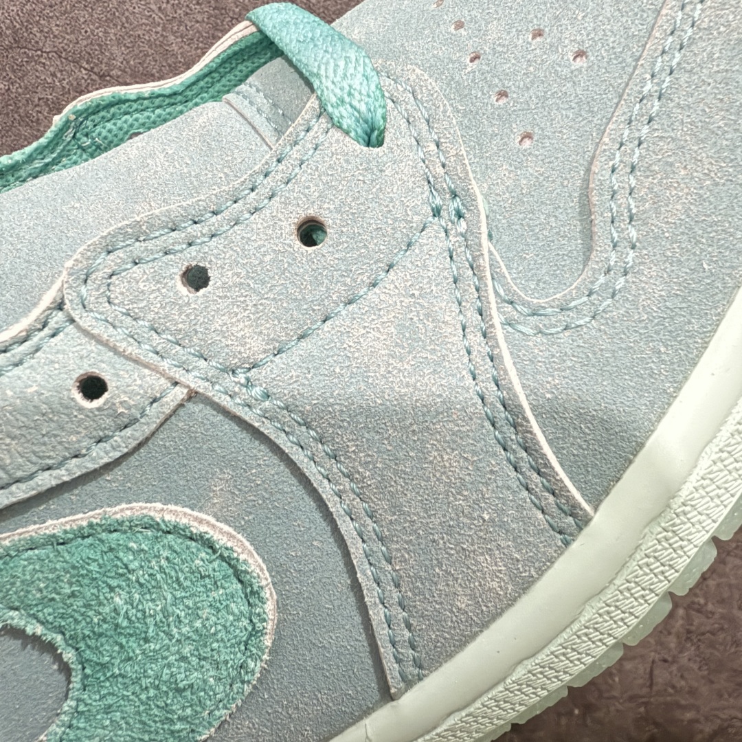 图片[4]-【纯原F版】Air Jordan 1 Retro Low OG”Washed Teal“ AJ1 乔1冰感薄荷 低帮文化休闲板鞋 #鞋款采用水洗青色色调搭配翻毛皮鞋面，为 1985 年经典元年版本注入冰感薄荷的新鲜气息。鞋舌处的 Nike Air 标志和后跟的 Wing 标志述彰显了该鞋款的历史渊源。透明鞋底为整体格调增添了清新的亮点。 货号：HQ8111-300 尺码：36 36.5 37.5 38 38.5 39 40 40.5 41 42 42.5 43 44 44.5 45 46 47.5-选品中心