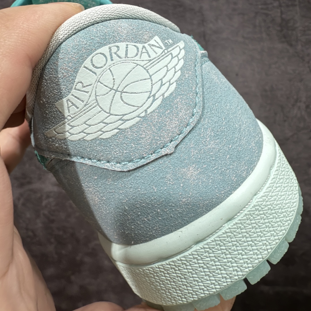 图片[2]-【纯原F版】Air Jordan 1 Retro Low OG”Washed Teal“ AJ1 乔1冰感薄荷 低帮文化休闲板鞋 #鞋款采用水洗青色色调搭配翻毛皮鞋面，为 1985 年经典元年版本注入冰感薄荷的新鲜气息。鞋舌处的 Nike Air 标志和后跟的 Wing 标志述彰显了该鞋款的历史渊源。透明鞋底为整体格调增添了清新的亮点。 货号：HQ8111-300 尺码：36 36.5 37.5 38 38.5 39 40 40.5 41 42 42.5 43 44 44.5 45 46 47.5-选品中心