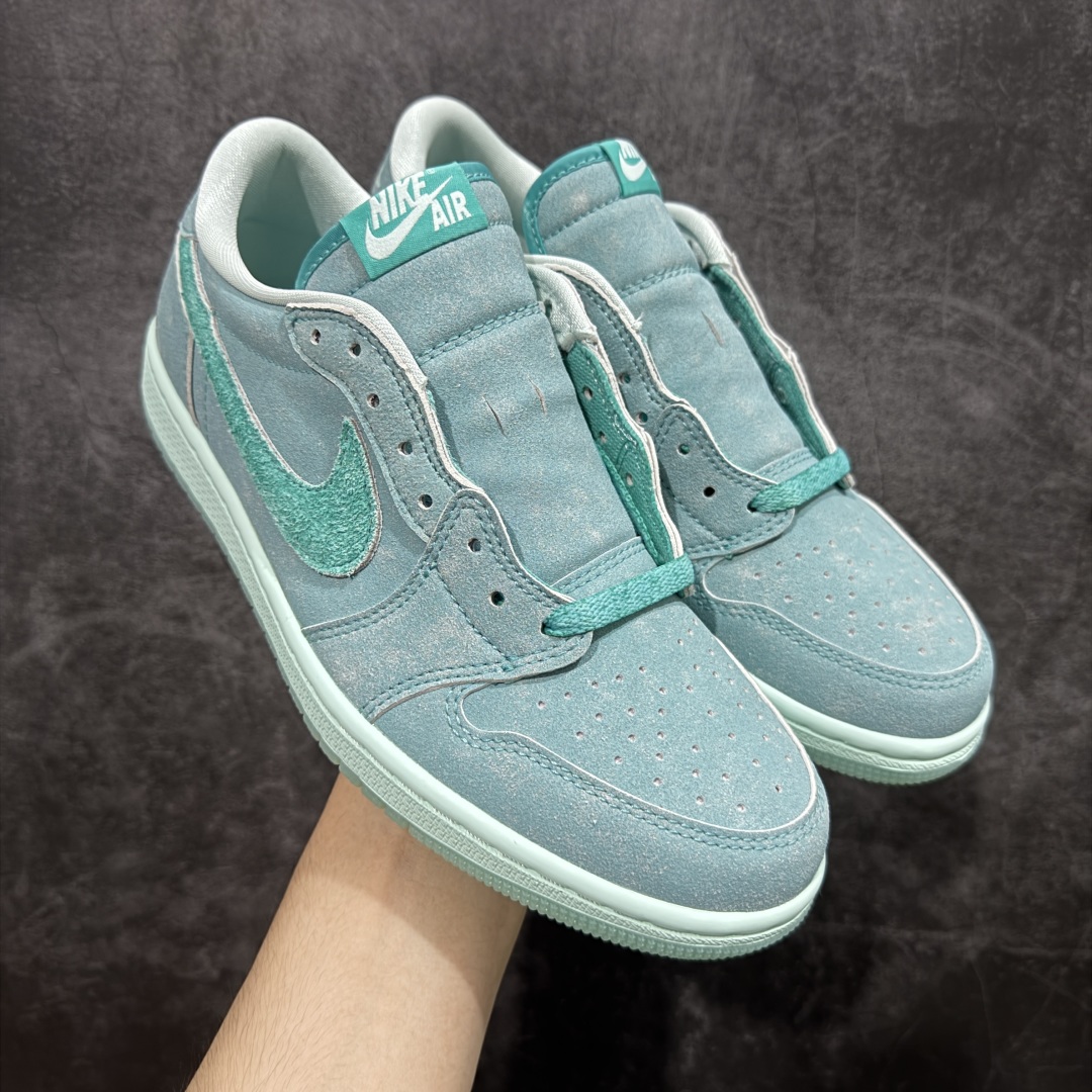 【纯原F版】Air Jordan 1 Retro Low OG”Washed Teal“ AJ1 乔1冰感薄荷 低帮文化休闲板鞋 #鞋款采用水洗青色色调搭配翻毛皮鞋面,为 1985 年经典元年版本注入冰感薄荷的新鲜气息。鞋舌处的 Nike Air 标志和后跟的 Wing 标志述彰显了该鞋款的历史渊源。透明鞋底为整体格调增添了清新的亮点。 货号:HQ8111-300 尺码:36 36.5 37.5 38 38.5 39 40 40.5 41 42 42.5 43 44 44.5 45 46 47.5-选品中心