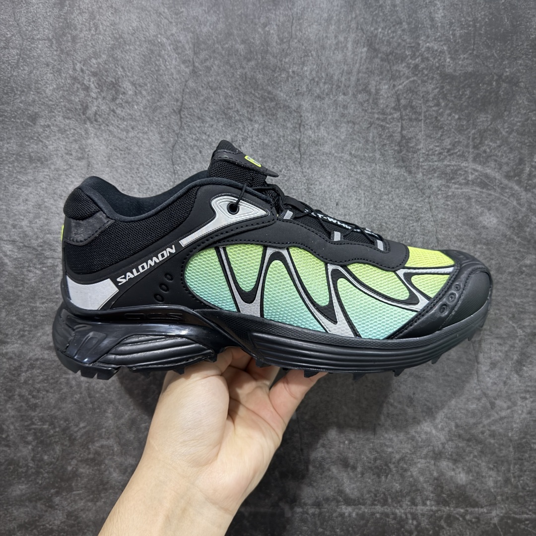 【666版本】SALOMON 萨洛蒙 XT-WHISPER 舒适百搭耐磨轻便低帮 休闲越野训练城市通勤跑步鞋 男女同款 黑绿银 纯原外贸平台特供订单 耗时半年巨作 #全套原纸板楦头开发 #原厂特供网布配套加持 #确保原汁原味 完美呈现版型 #原档数据独家私模五层组合大底 #男女鞋同步官方开发至46 #原装Ortholite轻量化鞋垫 #中底布带钢印编号 原厂TPU锁扣 #进口港宝加持 后跟自然饱满 还原公司包裹性 #鞋面采用SENSIFT贴合技术 #全方位贴合包裹脚型 #鞋跟部鞋底牵引设计 #提供强大的抓地性能 #更适应野外崎岖不平的道路 #基于 SALOMON 初代 XT 鞋身造型并搭载 4D ADVANCED CHASSIS™ 大底打造而成 为这款 XT-WHISPER 带来了多项足部控制与保护等功能性 如在运动过程中控制左右晃动的过程而提高稳定性、改善长途越野过程中足中到足尖的过渡、提高感知岩石的精确度以抵抗尖锐物体对脚底的伤害以及采用动态缓冲来增强穿着舒适感 从而减轻疲劳感 使 XT-WHISPER 成为一双舒适且安全的户外之履 货号：477616 尺码：36 36.5 37.5 38 38.5 39 40 40.5 41 42 42.5 43 44 45 46-选品中心