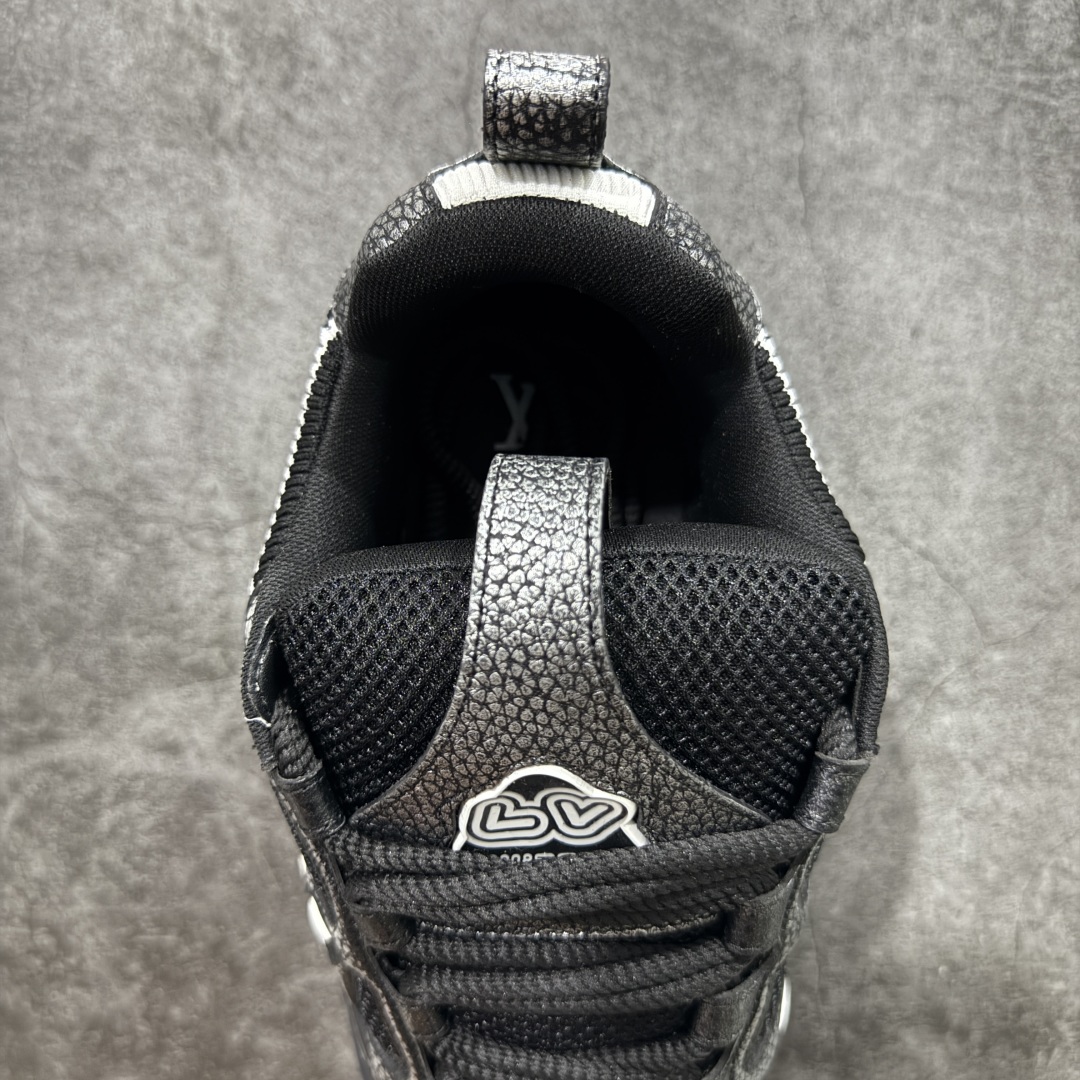 图片[8]-【广东纯原版本】Louis Vuitton LV Skate时装走秀圆头系带运动鞋 完美鞋型超高的清洁度 零毛边线头瑕疵 全套原楦原纸版原鞋开模 全网最具灵魂的版型 正确原装黄色鞋盒 正确中底印花 鞋面印花3D高频深度立体 全鞋电脑针车 紧密相连 针距密度一致 环保乳胶注塑鞋垫 厚度脚感还原原版 皮面裁剪部位 统一油边封口工艺 原装橡胶大底含胶量大底组合零偏差 专柜全套包装 防尘袋 说明书 质保卡 男女鞋 尺码：35 36 37 38 39 40 41 42 43 44 45-选品中心