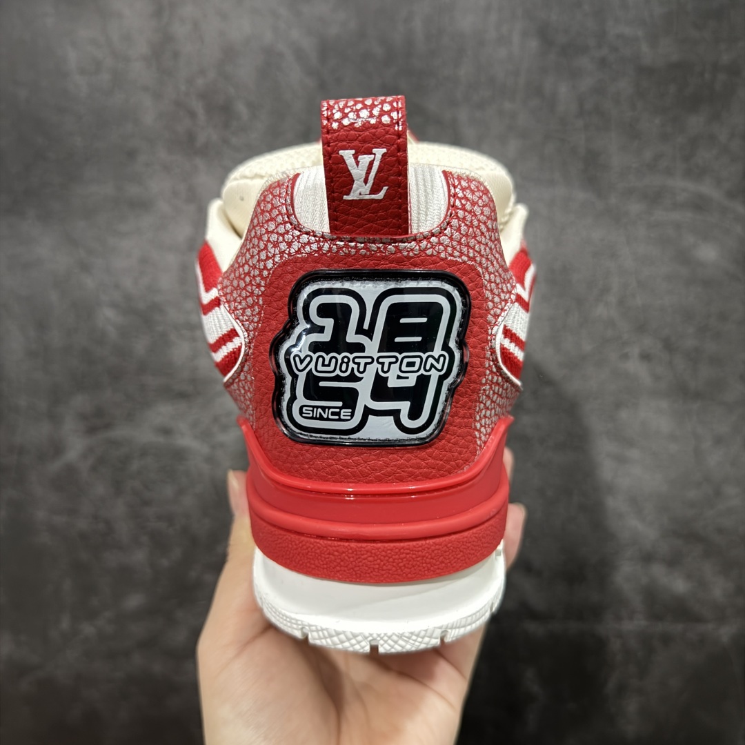 图片[4]-【广东纯原版本】Louis Vuitton LV Skate时装走秀圆头系带运动鞋 完美鞋型超高的清洁度 零毛边线头瑕疵 全套原楦原纸版原鞋开模 全网最具灵魂的版型 正确原装黄色鞋盒 正确中底印花 鞋面印花3D高频深度立体 全鞋电脑针车 紧密相连 针距密度一致 环保乳胶注塑鞋垫 厚度脚感还原原版 皮面裁剪部位 统一油边封口工艺 原装橡胶大底含胶量大底组合零偏差 专柜全套包装 防尘袋 说明书 质保卡 男女鞋 尺码：35 36 37 38 39 40 41 42 43 44 45-选品中心