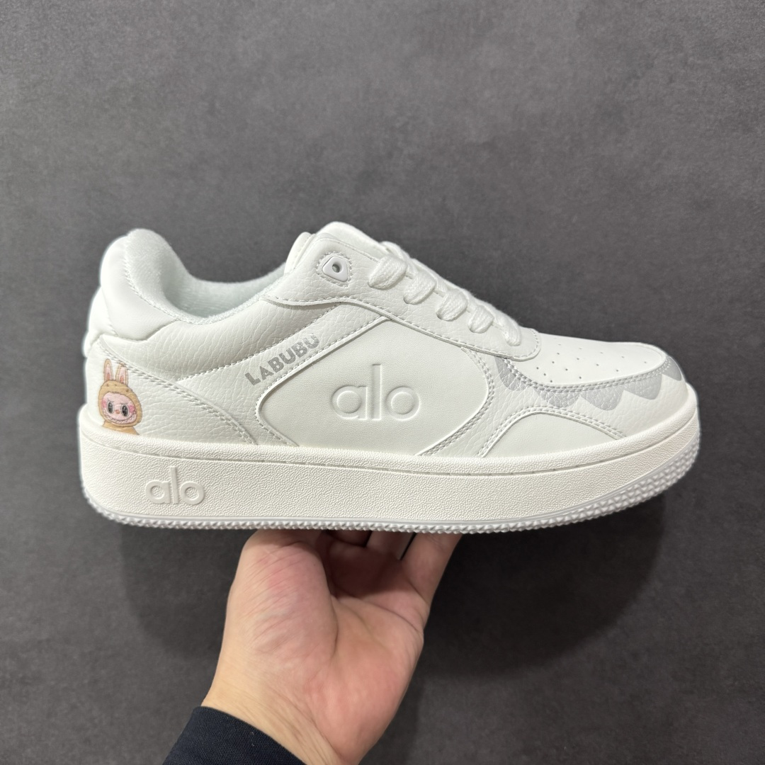 NO:356283,Local support for store opening [customized version] Alo Yoga Recovery Mode Labub, popular items Comfortable, simple, non-slip, wear-resistant, low-top casual shoes White#Alo Yoga was founded in Los Angeles in 2007, aiming to spread conscious exercise while stimulating people's health awareness and creativity. The core concept of the brand is to make yoga clothing and functional items that can bring a perfect experience, so that conscious exercise can be integrated into and change life. Size 36-45 Article No. CCB260270,19860909本地 支持放店【定制版】Alo Yoga Recovery Mode 拉布布,人气单品 舒适简约防滑耐磨低帮休闲板鞋 白#Alo Yoga于2007年创立于洛杉矶,意在传播有意识的运动,同时激发人们的健康意识与创造力.品牌的核心理念在于制作能够带来完美体验的瑜伽服饰与功能性单品,让有意识的运动融入并改变生活. 尺码36-45 货号CCB260270,,Men's shoes