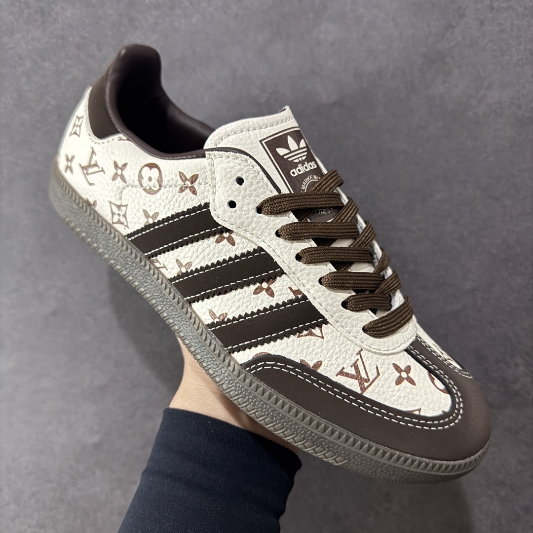 图片[3]-【定制版】adidas originals Samba OG x LV 桑巴舞系列复古经典轻便板鞋 此款以简约大方的造型设计 给人以随性休闲的时尚格调 穿着舒适轻便，运动灵活自如 满足日常个性穿搭 货号：DX0010 尺码：36 36.5 37 38 38.5 39 40 40.5 41 42 42.5 43 44 44.5 45-选品中心