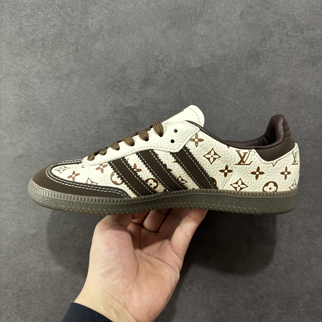 图片[2]-【定制版】adidas originals Samba OG x LV 桑巴舞系列复古经典轻便板鞋 此款以简约大方的造型设计 给人以随性休闲的时尚格调 穿着舒适轻便，运动灵活自如 满足日常个性穿搭 货号：DX0010 尺码：36 36.5 37 38 38.5 39 40 40.5 41 42 42.5 43 44 44.5 45-选品中心