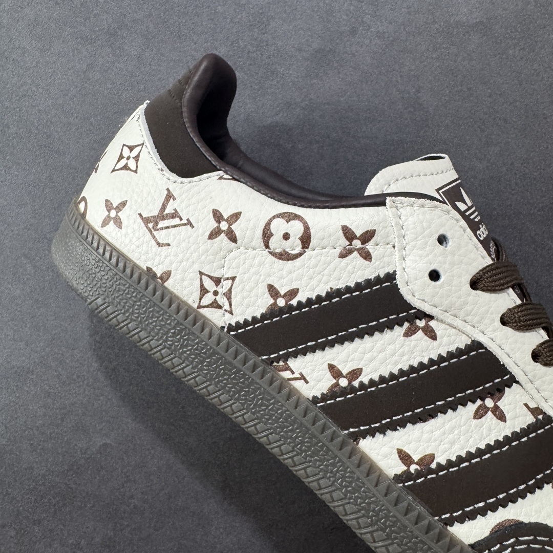 图片[6]-【定制版】adidas originals Samba OG x LV 桑巴舞系列复古经典轻便板鞋 此款以简约大方的造型设计 给人以随性休闲的时尚格调 穿着舒适轻便，运动灵活自如 满足日常个性穿搭 货号：DX0010 尺码：36 36.5 37 38 38.5 39 40 40.5 41 42 42.5 43 44 44.5 45-选品中心