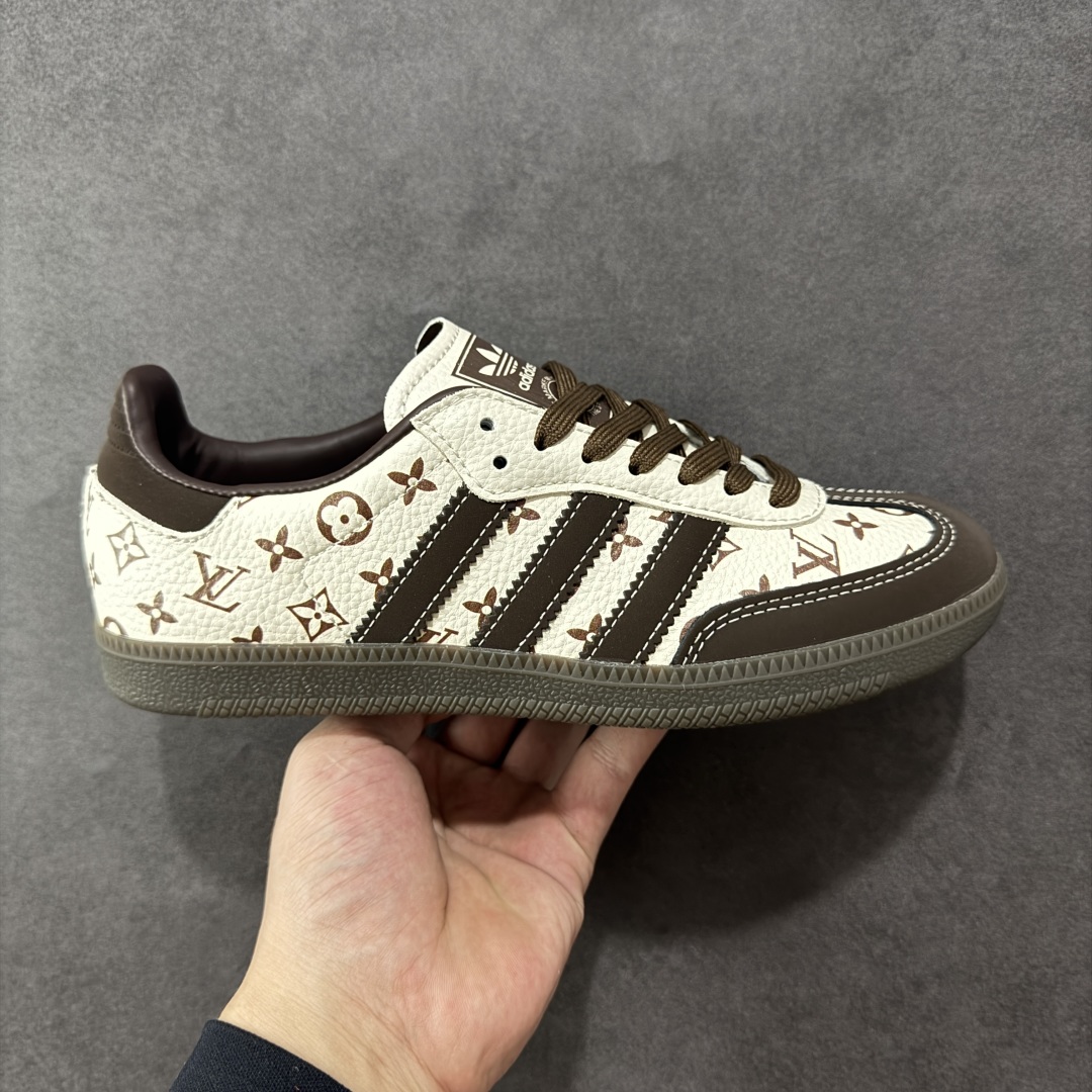 【定制版】adidas originals Samba OG x LV 桑巴舞系列复古经典轻便板鞋 此款以简约大方的造型设计 给人以随性休闲的时尚格调 穿着舒适轻便,运动灵活自如 满足日常个性穿搭 货号:DX0010 尺码:36 36.5 37 38 38.5 39 40 40.5 41 42 42.5 43 44 44.5 45-选品中心