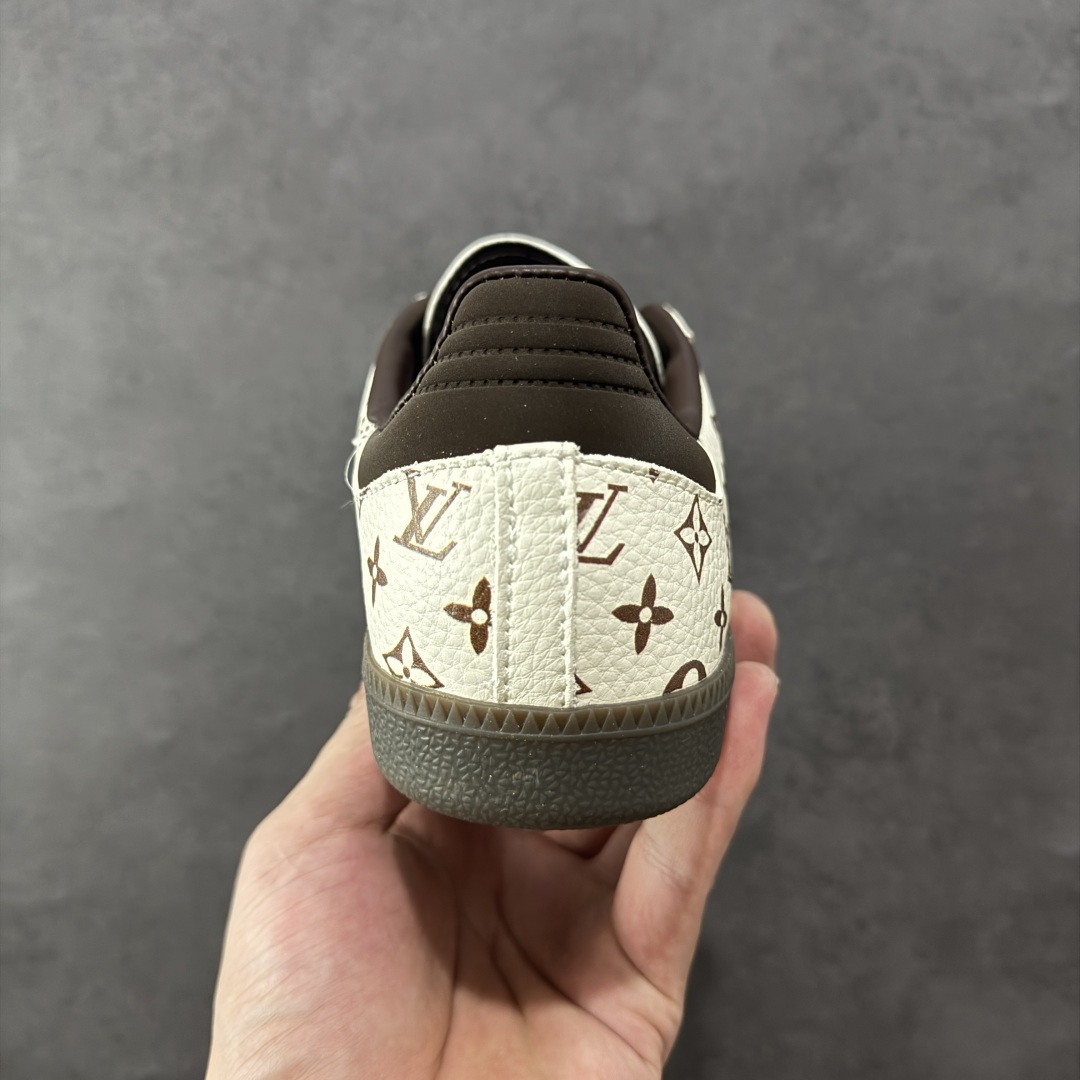 图片[4]-【定制版】adidas originals Samba OG x LV 桑巴舞系列复古经典轻便板鞋 此款以简约大方的造型设计 给人以随性休闲的时尚格调 穿着舒适轻便，运动灵活自如 满足日常个性穿搭 货号：DX0010 尺码：36 36.5 37 38 38.5 39 40 40.5 41 42 42.5 43 44 44.5 45-选品中心