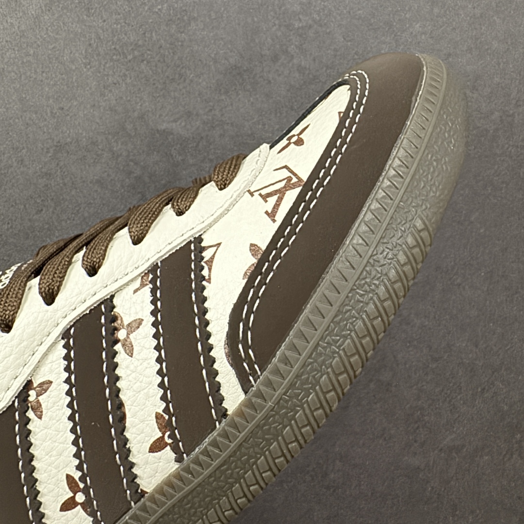 图片[5]-【定制版】adidas originals Samba OG x LV 桑巴舞系列复古经典轻便板鞋 此款以简约大方的造型设计 给人以随性休闲的时尚格调 穿着舒适轻便，运动灵活自如 满足日常个性穿搭 货号：DX0010 尺码：36 36.5 37 38 38.5 39 40 40.5 41 42 42.5 43 44 44.5 45-选品中心