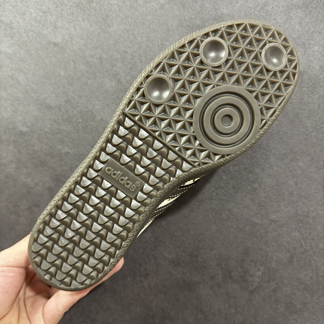 图片[9]-【定制版】adidas originals Samba OG x LV 桑巴舞系列复古经典轻便板鞋 此款以简约大方的造型设计 给人以随性休闲的时尚格调 穿着舒适轻便，运动灵活自如 满足日常个性穿搭 货号：DX0010 尺码：36 36.5 37 38 38.5 39 40 40.5 41 42 42.5 43 44 44.5 45-选品中心