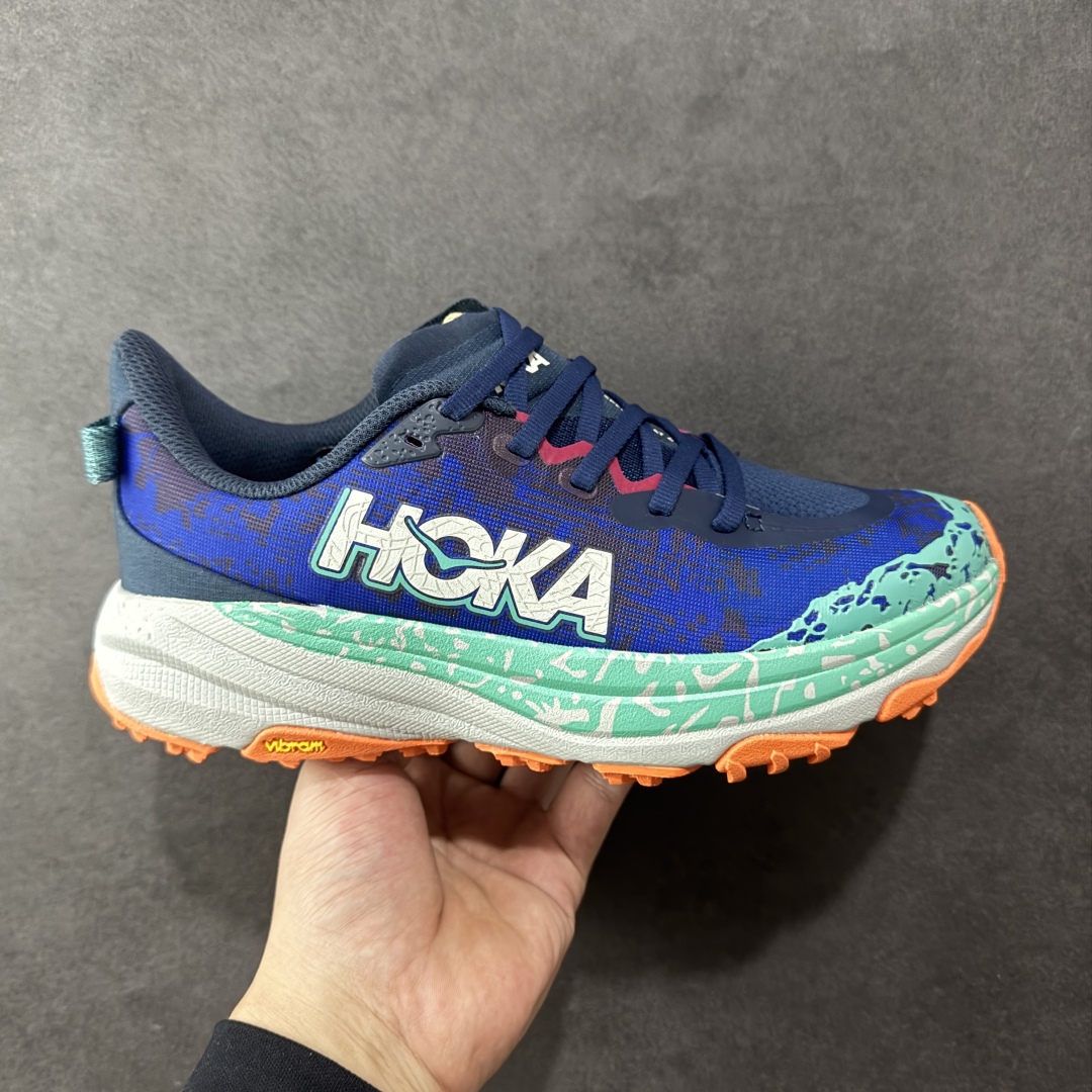 【FS版】HOKA ONE ONE M Speedgoat 6 低帮专业越野跑步鞋 相较于前几代Mafate包裹感更好跟Speedgoat(快速羚羊)系列比起来更加舒适鞋底防滑性能在下坡的石板台阶和原始路面都有很好的表现 HOKA血统属性厚底设计 在快速下坡时起到缓震保护作用减少重力给予脚踝、膝部、髋关节等处带来的冲击力 货号: 1147811/VYM-选品中心